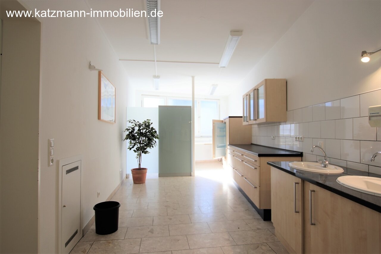 Studio medico attrezzato e residenza di rappresentanza nel centro del paese in vendita