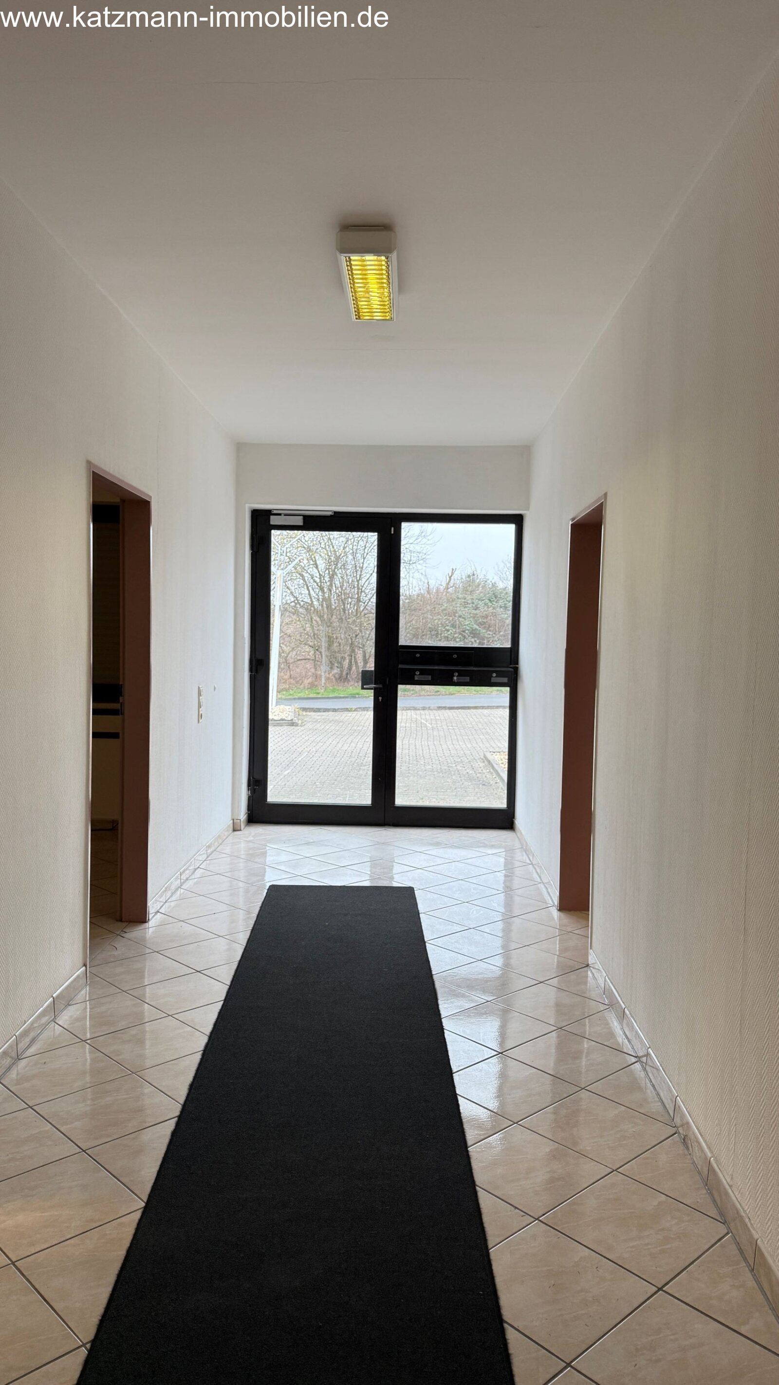 Eingang Bürogebäude (Büros gegenüberliegend)