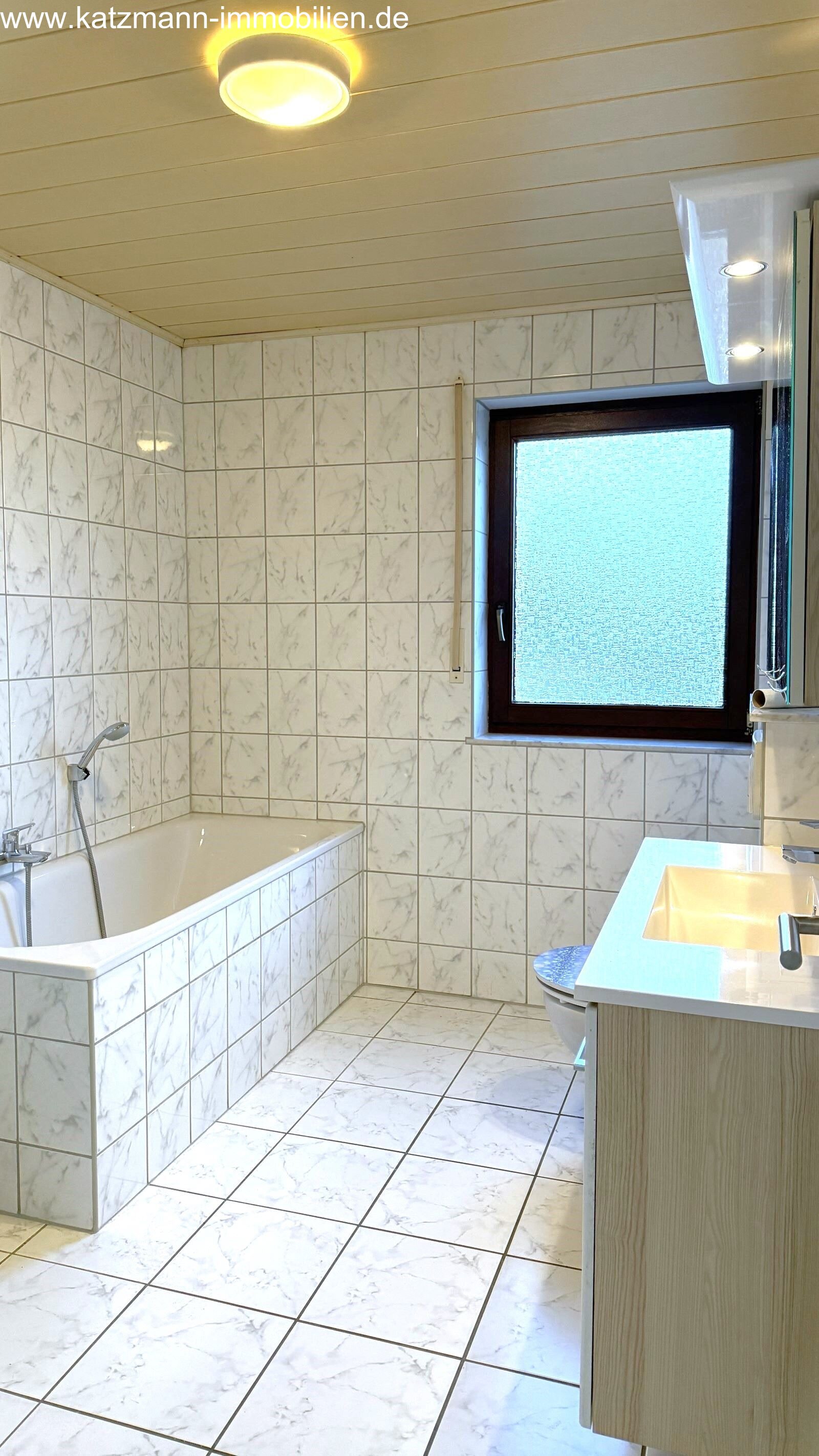 Bad mit Wanne und Fenster