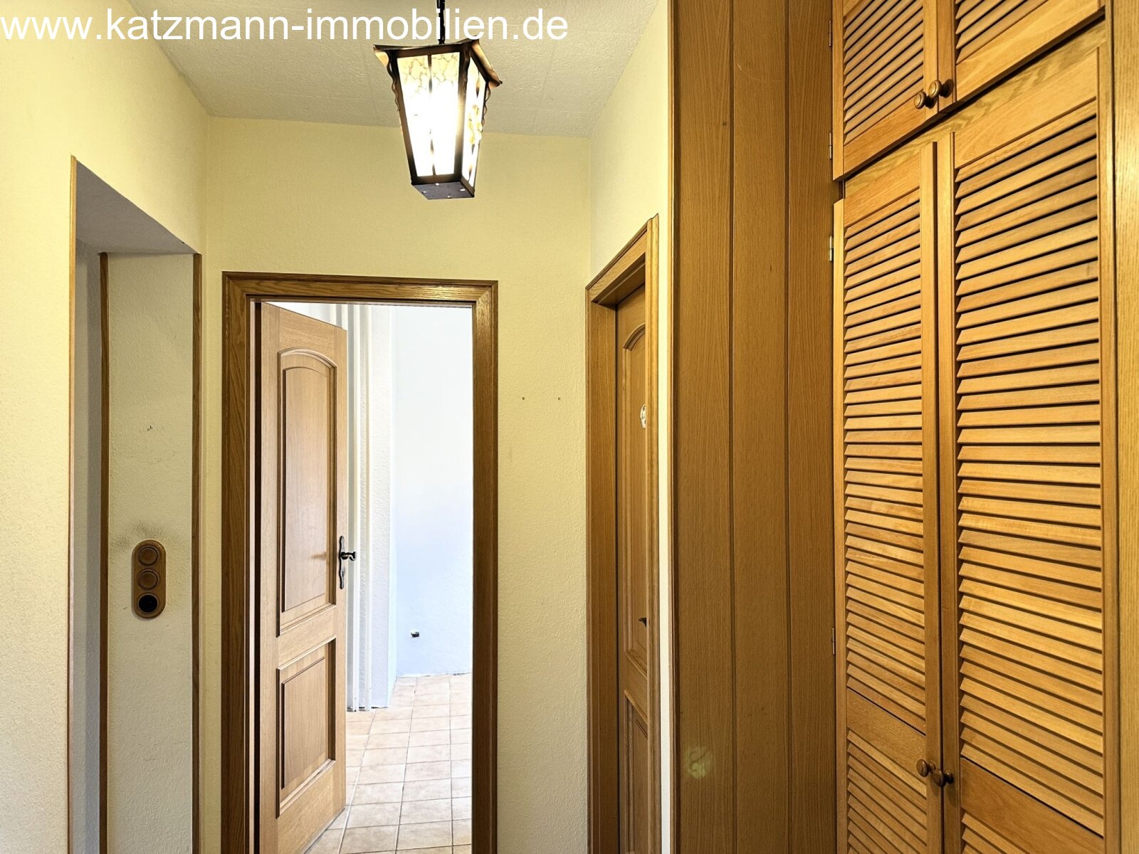 Grande casa con garage in posizione bella a Lechenich-Süd da vendere (circa 15 minuti a piedi dal mercato)