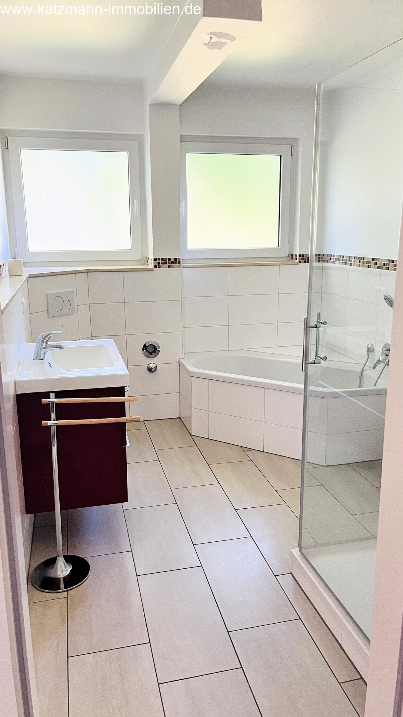 Moderna appartamento di 4 locali con balcone soleggiato, bagno con luce naturale e finiture di alta qualità.