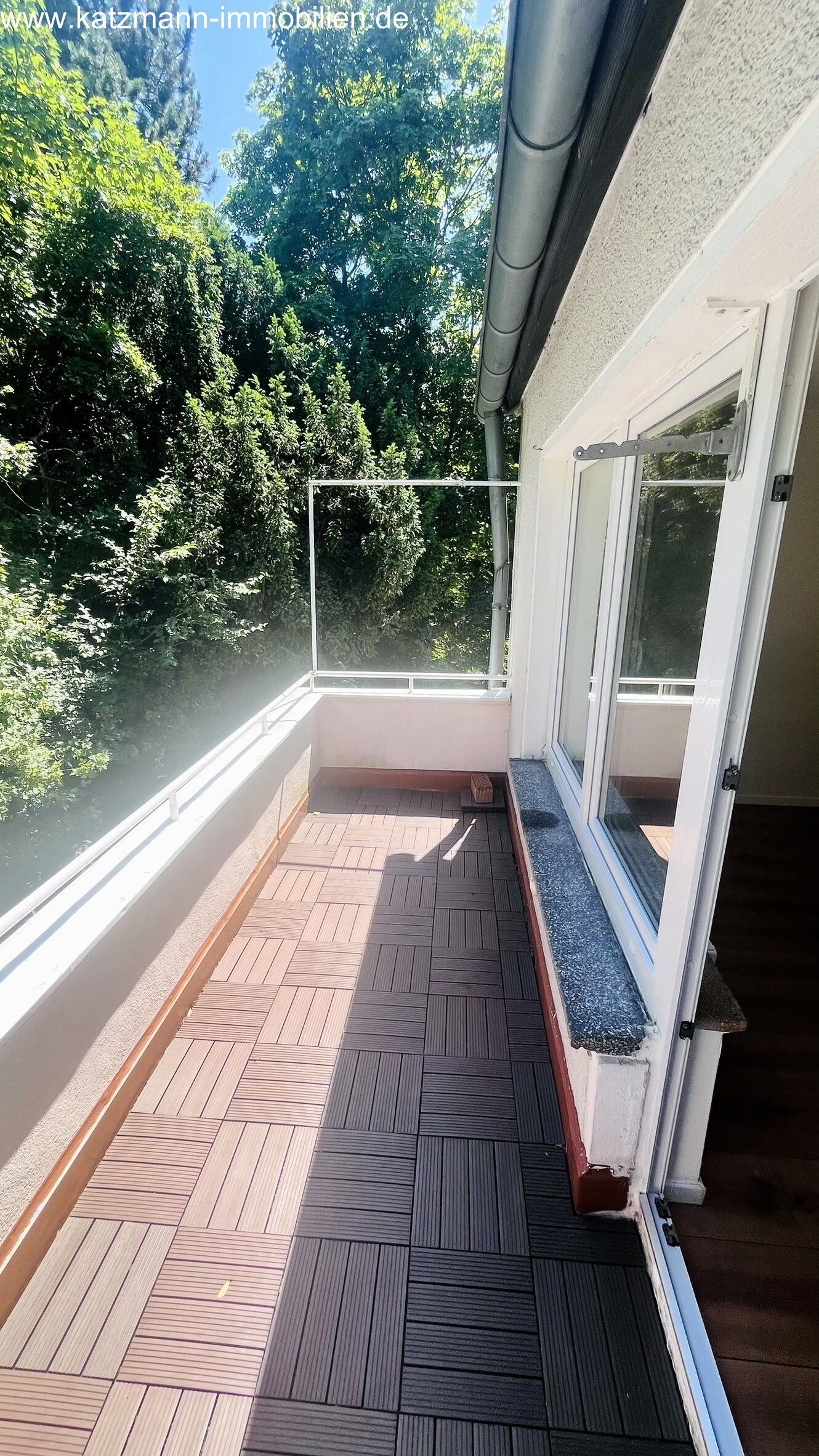 Moderna appartamento di 4 locali con balcone soleggiato, bagno con luce naturale e finiture di alta qualità.