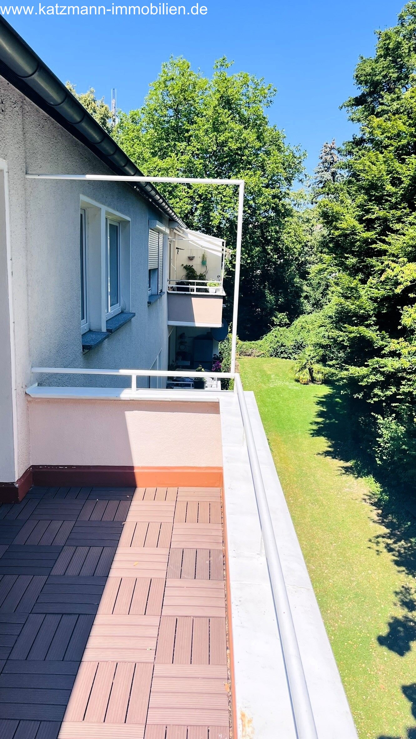 Moderna appartamento di 4 locali con balcone soleggiato, bagno con luce naturale e finiture di alta qualità.