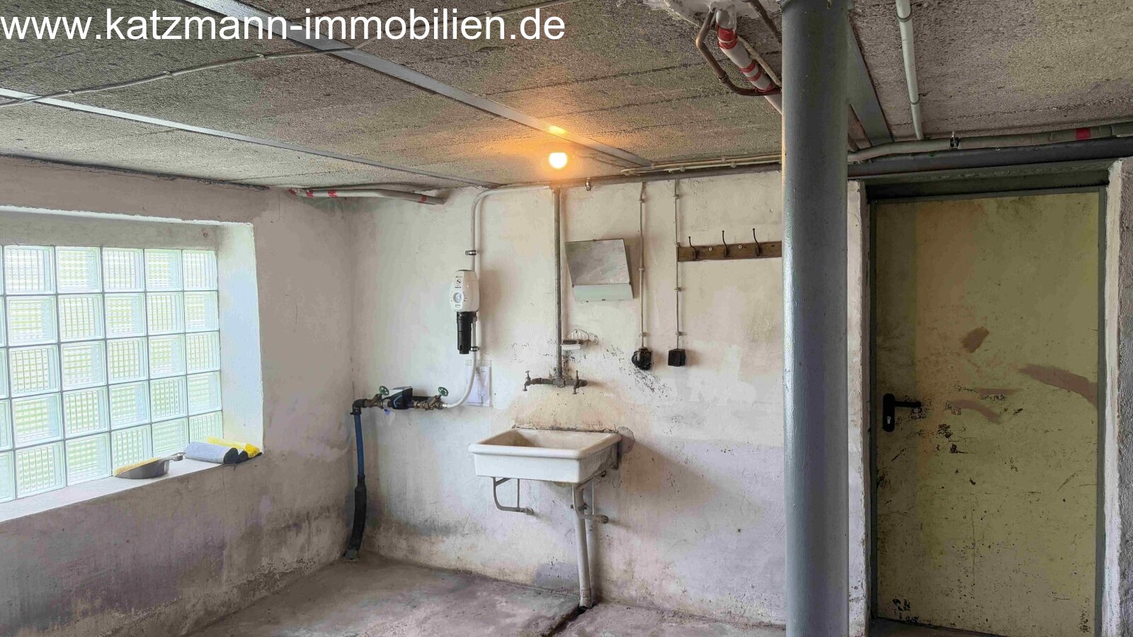 Casa indipendente in costruzione solida, molto potenziale e 687 m² di terreno in vendita – a soli 2 minuti a piedi dalla stazione