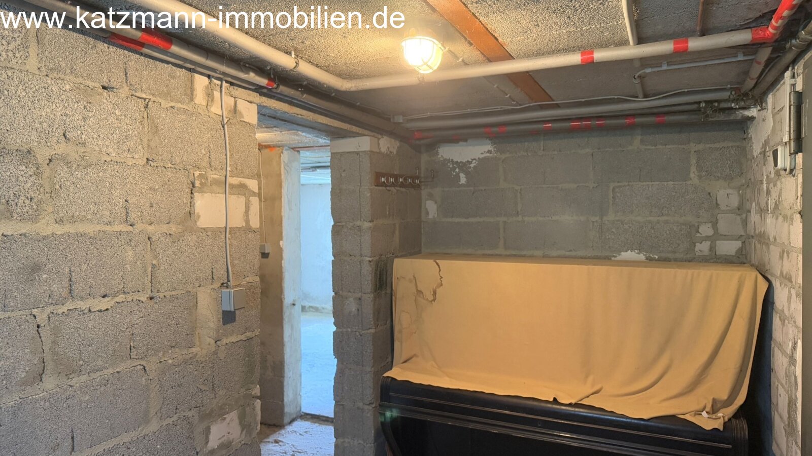 Casa indipendente in costruzione solida, molto potenziale e 687 m² di terreno in vendita – a soli 2 minuti a piedi dalla stazione