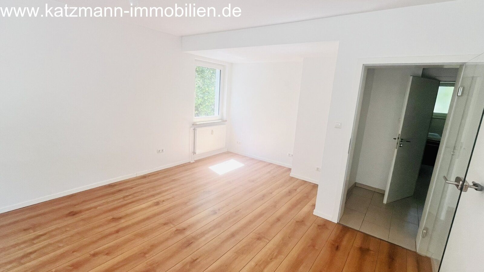 Moderna appartamento di 4 locali con balcone soleggiato, bagno con luce naturale e finiture di alta qualità.