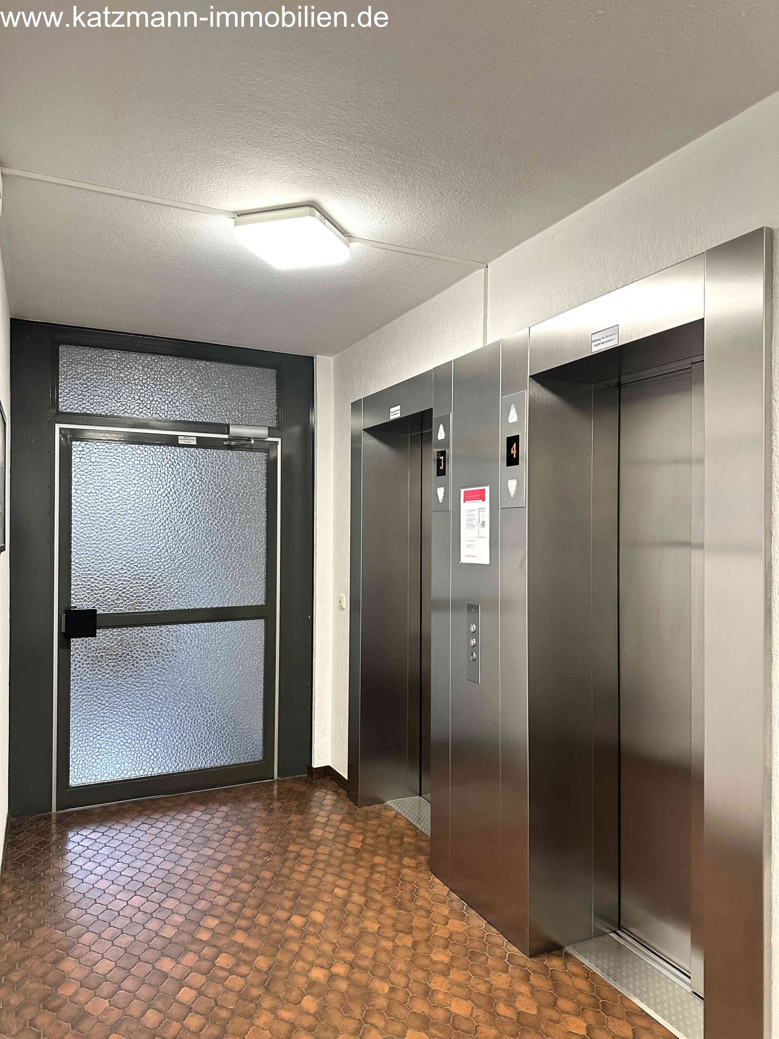 Appartamento con 3 stanze, grande loggia in posizione centrale da vendere / posto auto nel garage incluso!