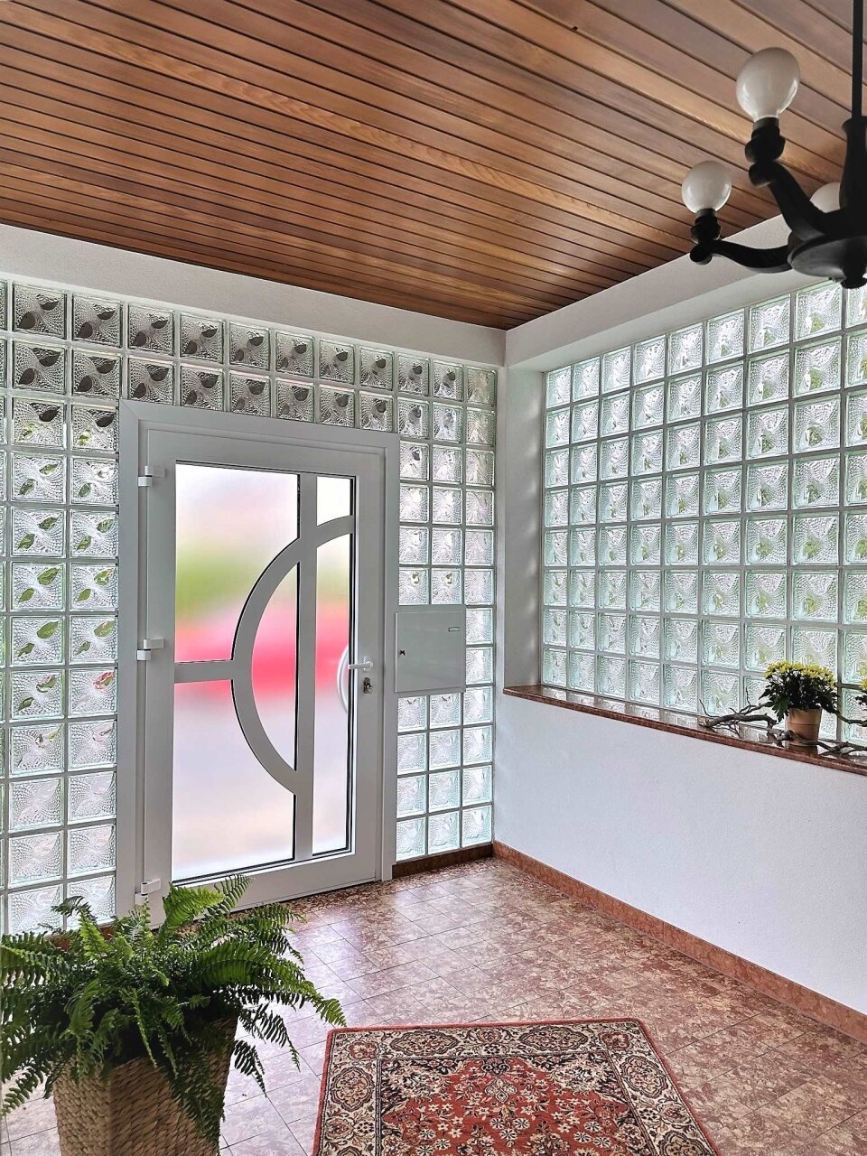 Splendido immobile bifamiliare con studio abitabile eccezionale e circa 893 m² di terreno in vendita nelle vicinanze del centro!