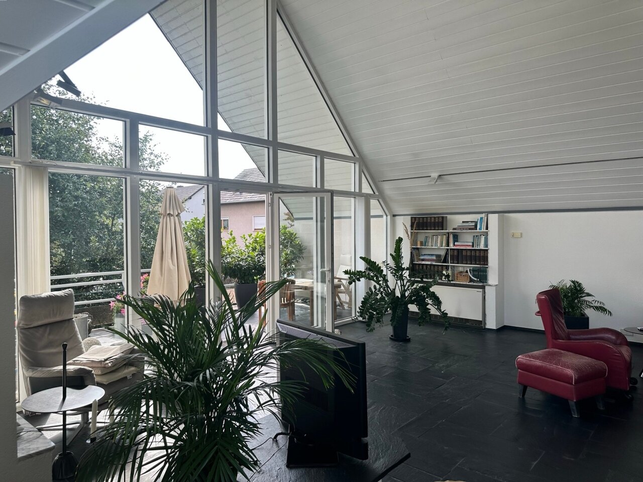 Splendido immobile bifamiliare con studio abitabile eccezionale e circa 893 m² di terreno in vendita nelle vicinanze del centro!