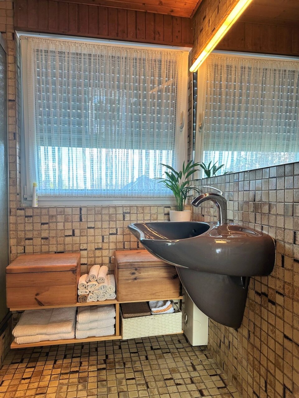 Splendido immobile bifamiliare con studio abitabile eccezionale e circa 893 m² di terreno in vendita nelle vicinanze del centro!