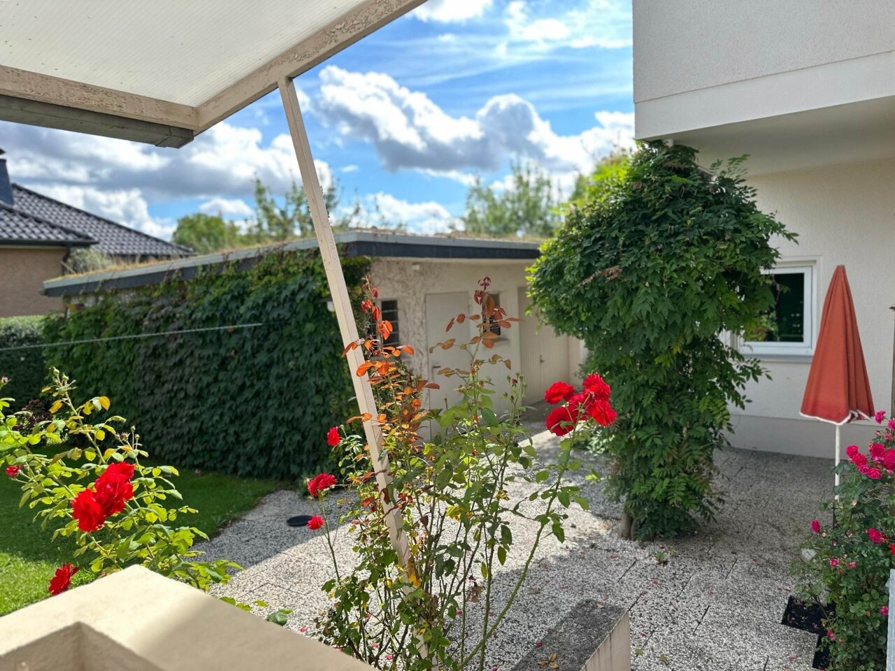 Splendido immobile bifamiliare con studio abitabile eccezionale e circa 893 m² di terreno in vendita nelle vicinanze del centro!