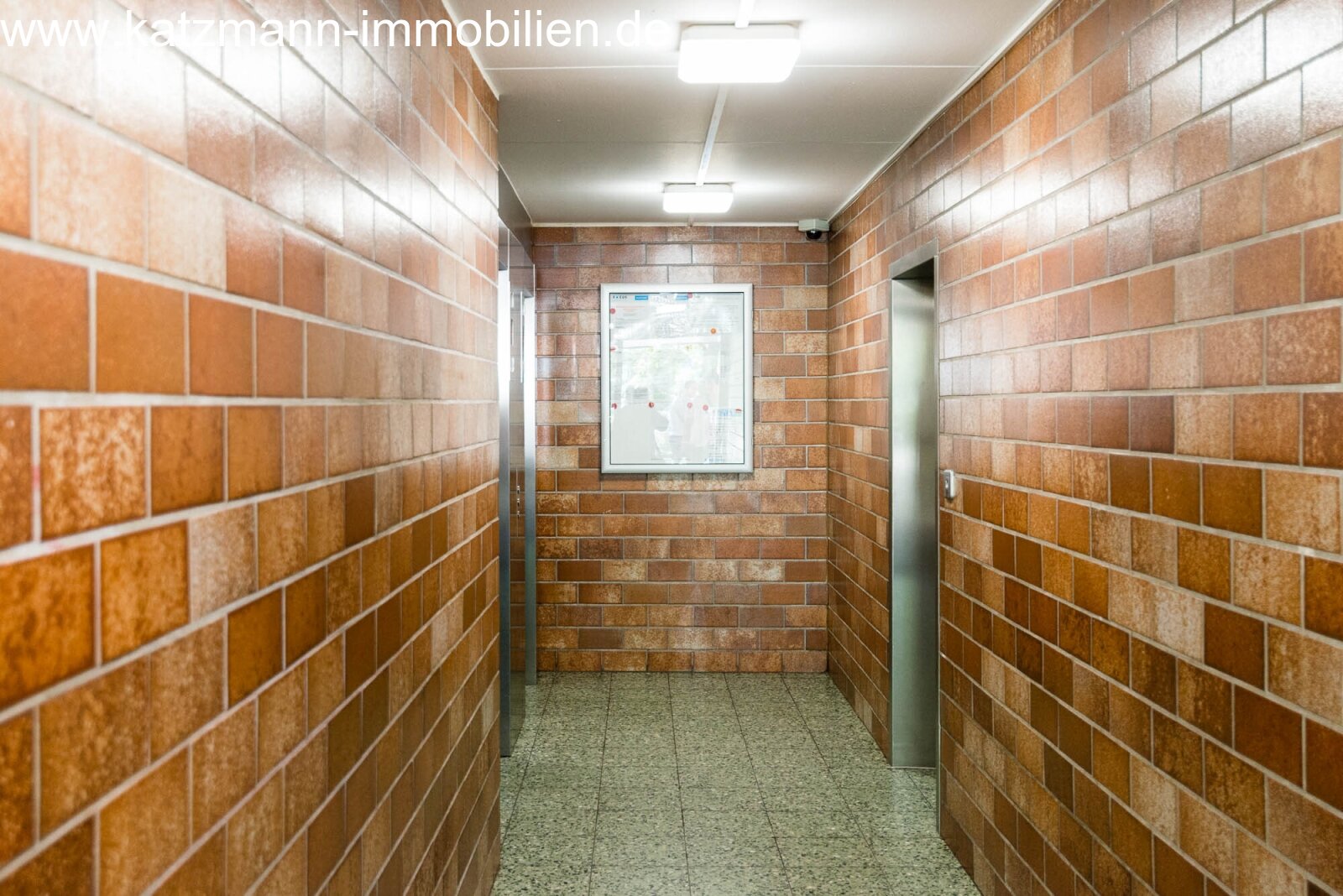 Appartamento con 3 stanze, grande loggia in posizione centrale da vendere / posto auto nel garage incluso!