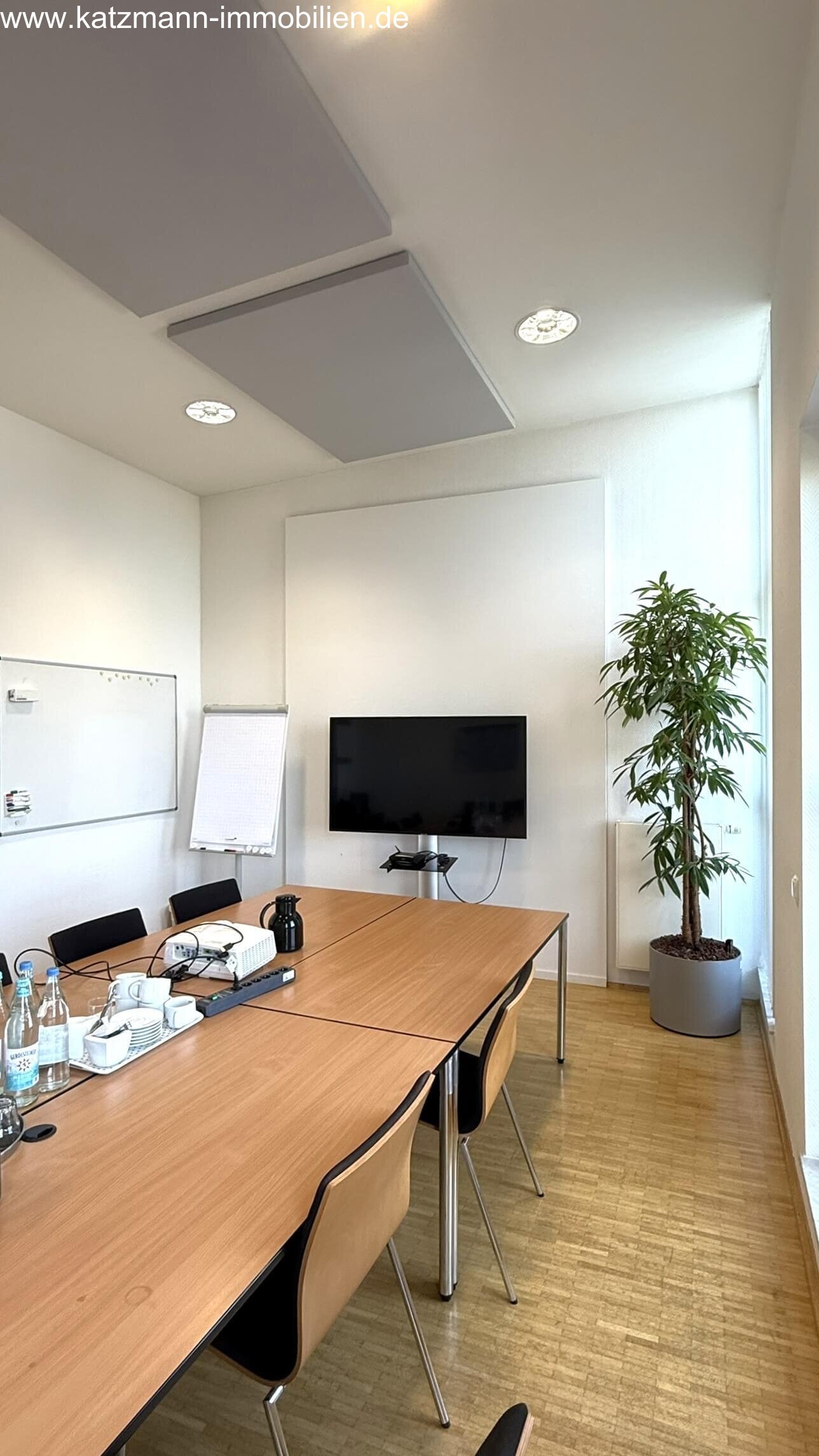Exklusives Büro-/Verwaltungs-/Schulungsgebäude mit Staffelgeschoss u. großem Grundstück (3.001 m²) zu verkaufen