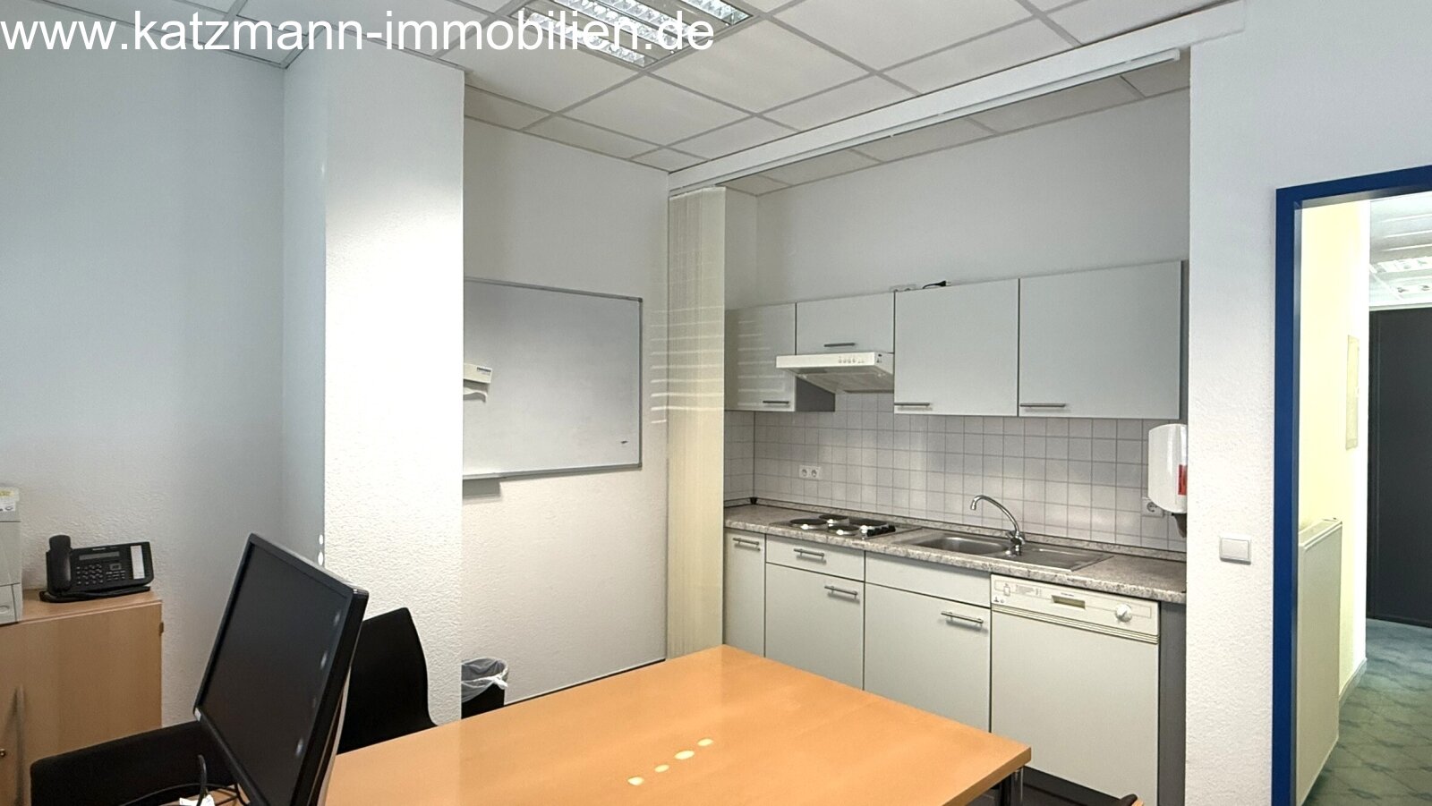 Exklusives Büro-/Verwaltungs-/Schulungsgebäude mit Staffelgeschoss u. großem Grundstück (3.001 m²) zu verkaufen