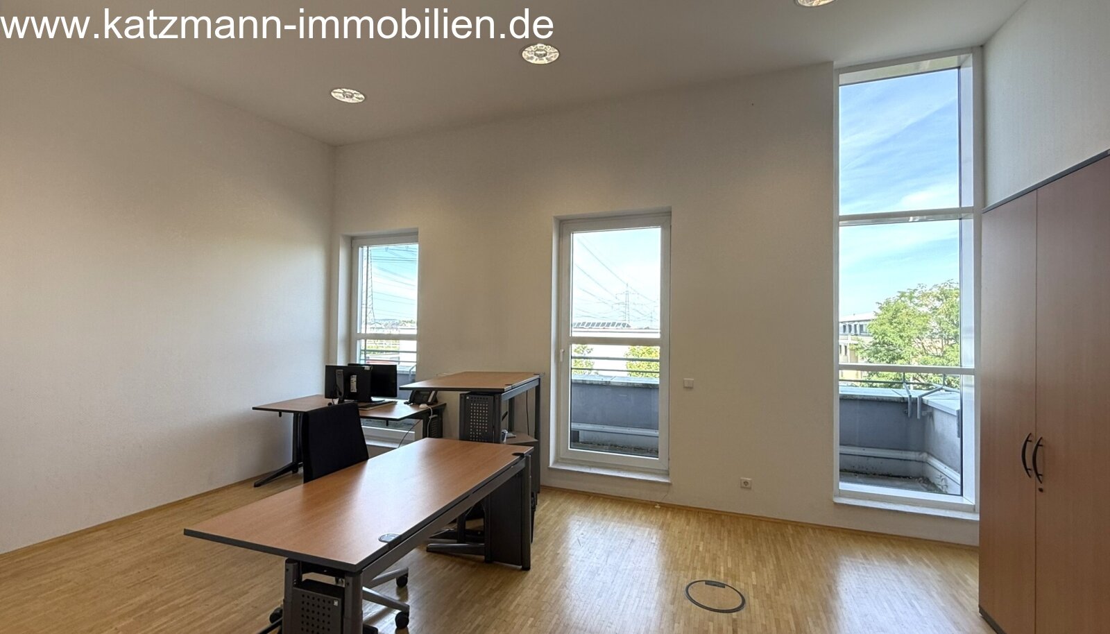 Exklusives Büro-/Verwaltungs-/Schulungsgebäude mit Staffelgeschoss u. großem Grundstück (3.001 m²) zu verkaufen