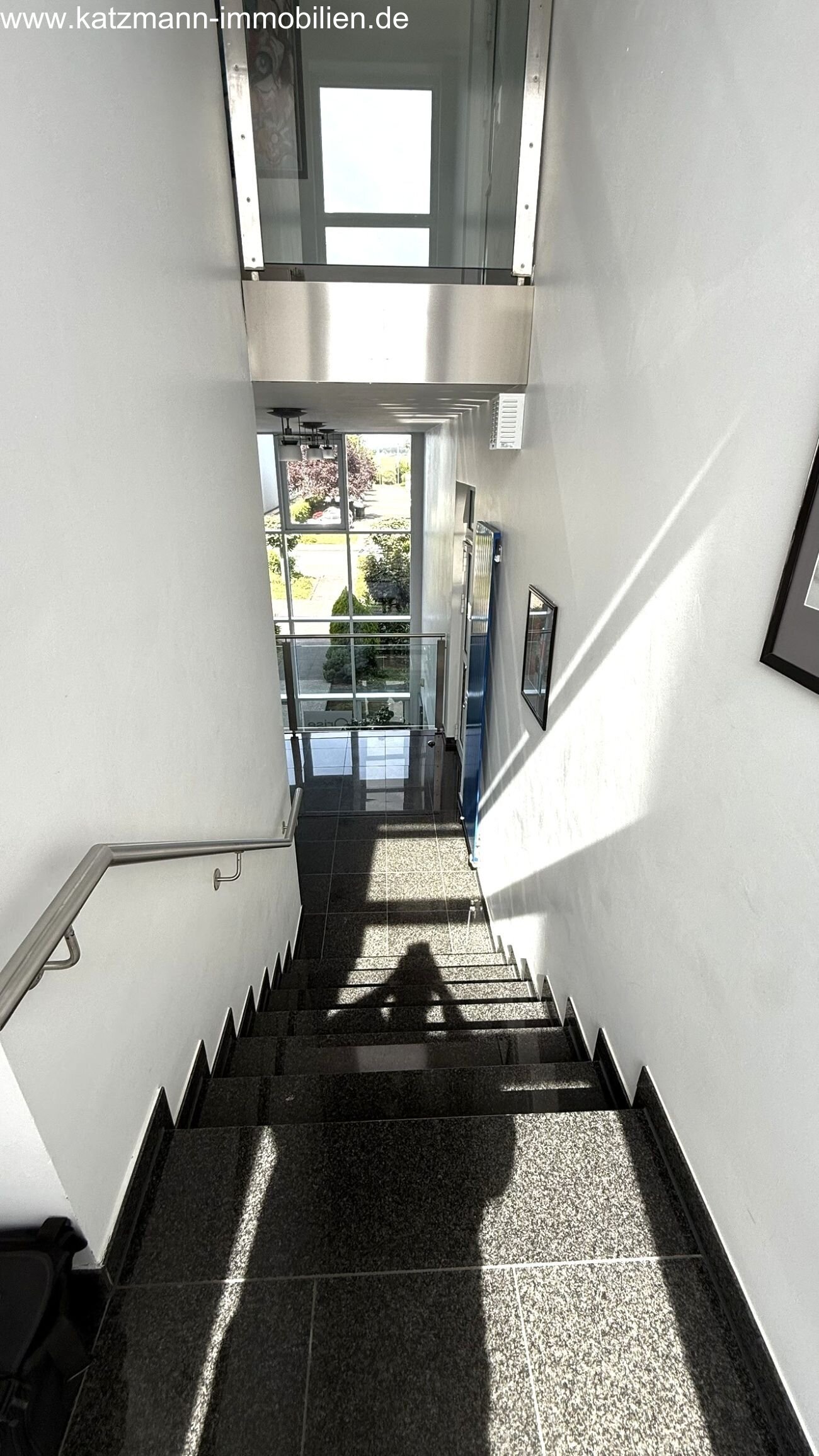 Exklusives Büro-/Verwaltungs-/Schulungsgebäude mit Staffelgeschoss u. großem Grundstück (3.001 m²) zu verkaufen