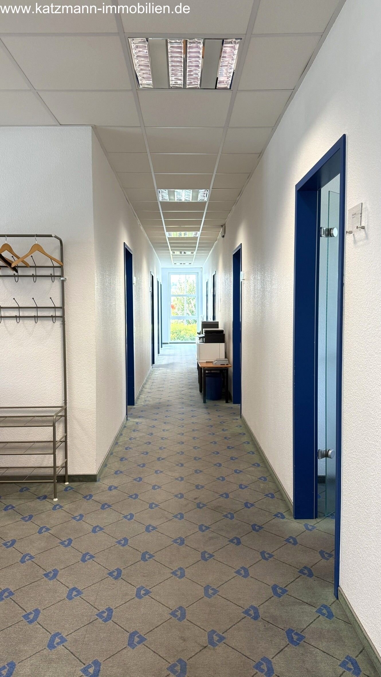 Exklusives Büro-/Verwaltungs-/Schulungsgebäude mit Staffelgeschoss u. großem Grundstück (3.001 m²) zu verkaufen