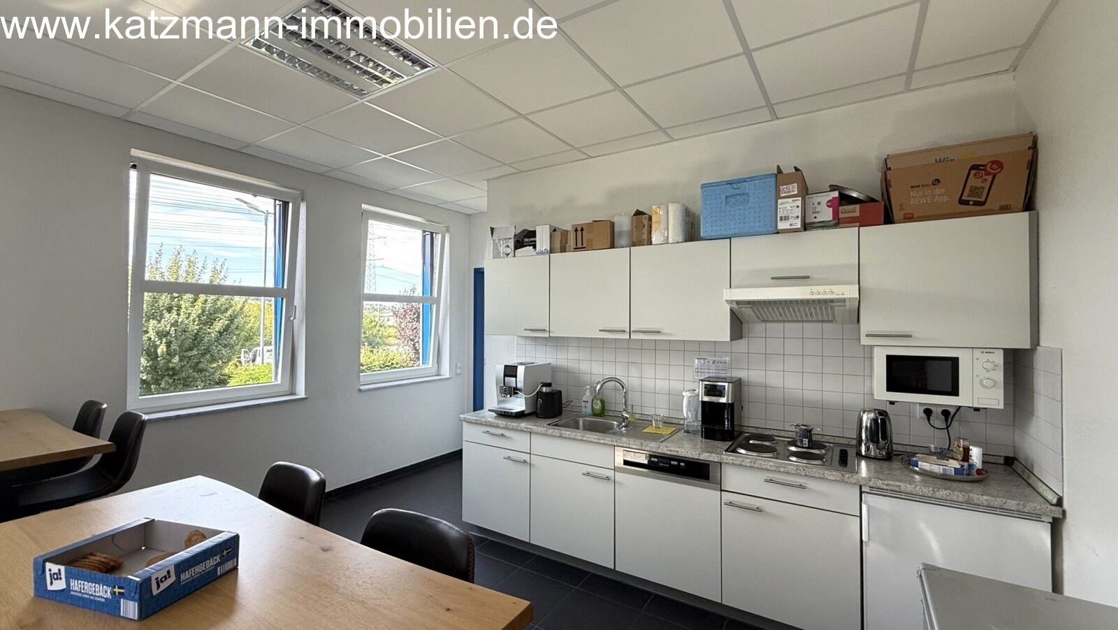 Exklusives Büro-/Verwaltungs-/Schulungsgebäude mit Staffelgeschoss u. großem Grundstück (3.001 m²) zu verkaufen