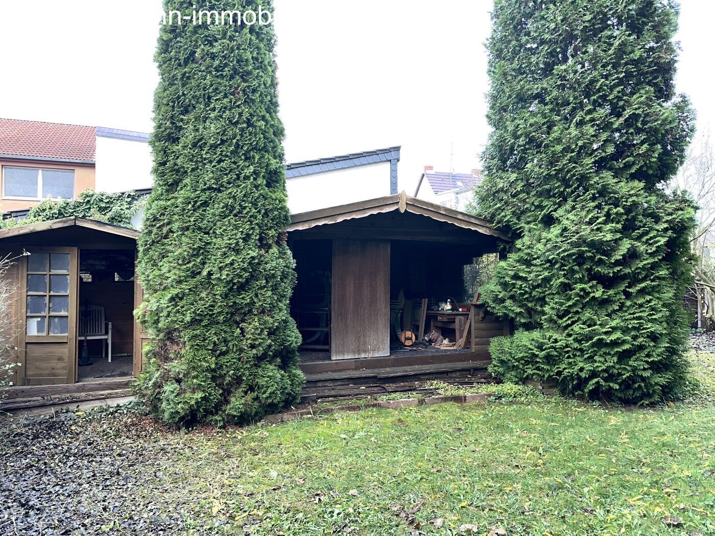 Edificio residenziale e commerciale + garage + terreno di 1.186 m² in vendita