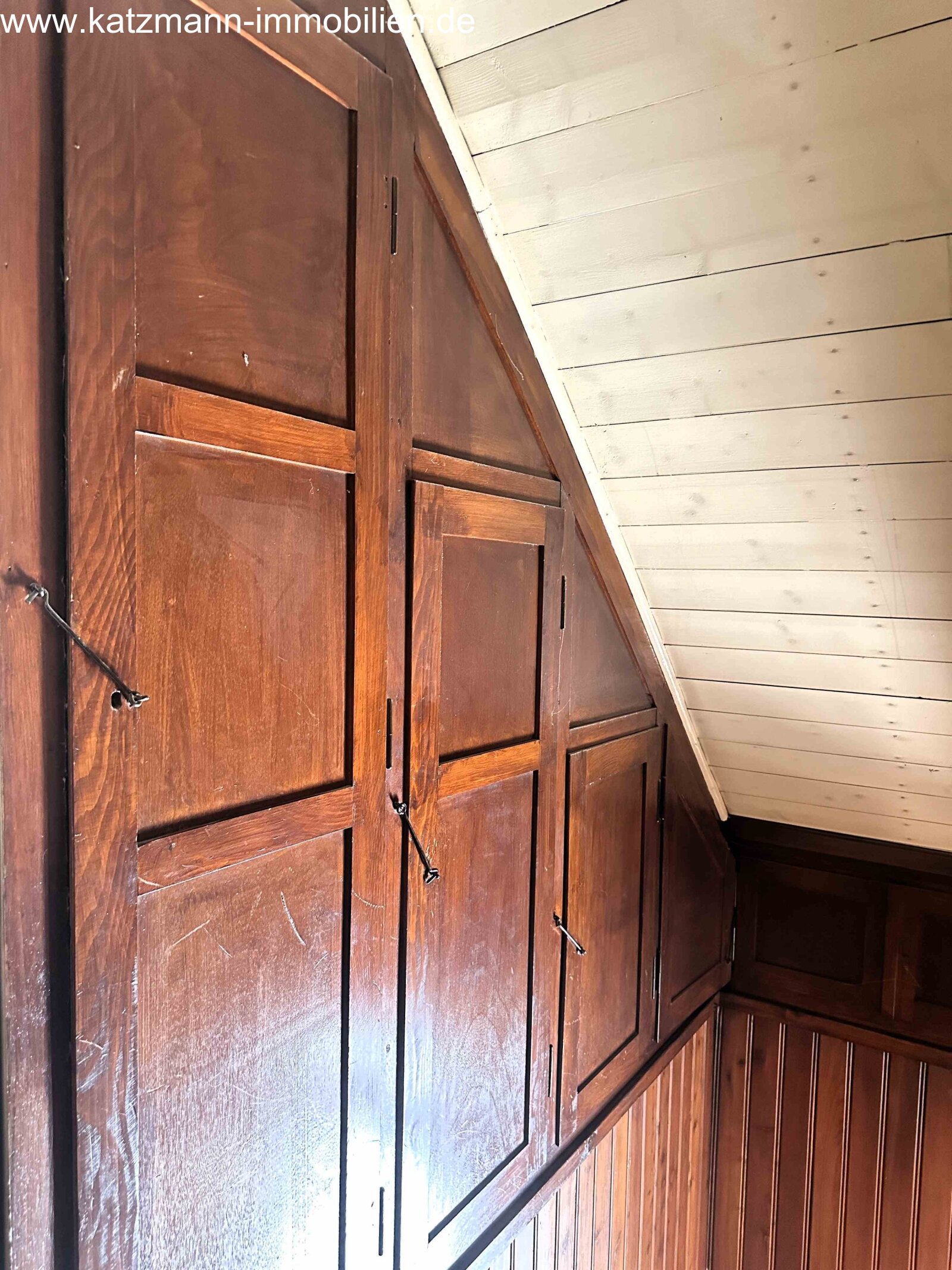 2 case: casa residenziale rappresentativa, appartamento per le vacanze, ambulatorio e doppia autorimessa (circa 571 m² di superficie abitabile/netta) in vendita