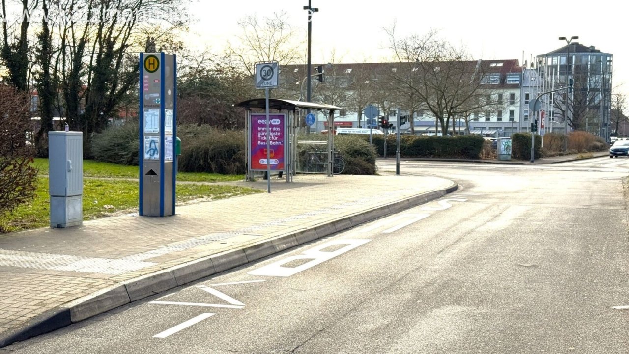 Mehrere Bushaltestellen vorm Haus (alle Richtungen)