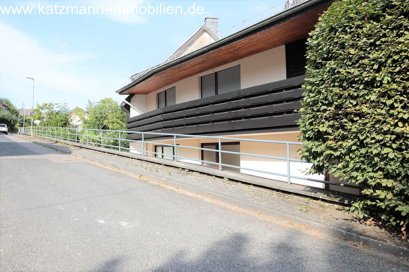 2 case: casa residenziale rappresentativa, appartamento per le vacanze, ambulatorio e doppia autorimessa (circa 571 m² di superficie abitabile/netta) in vendita