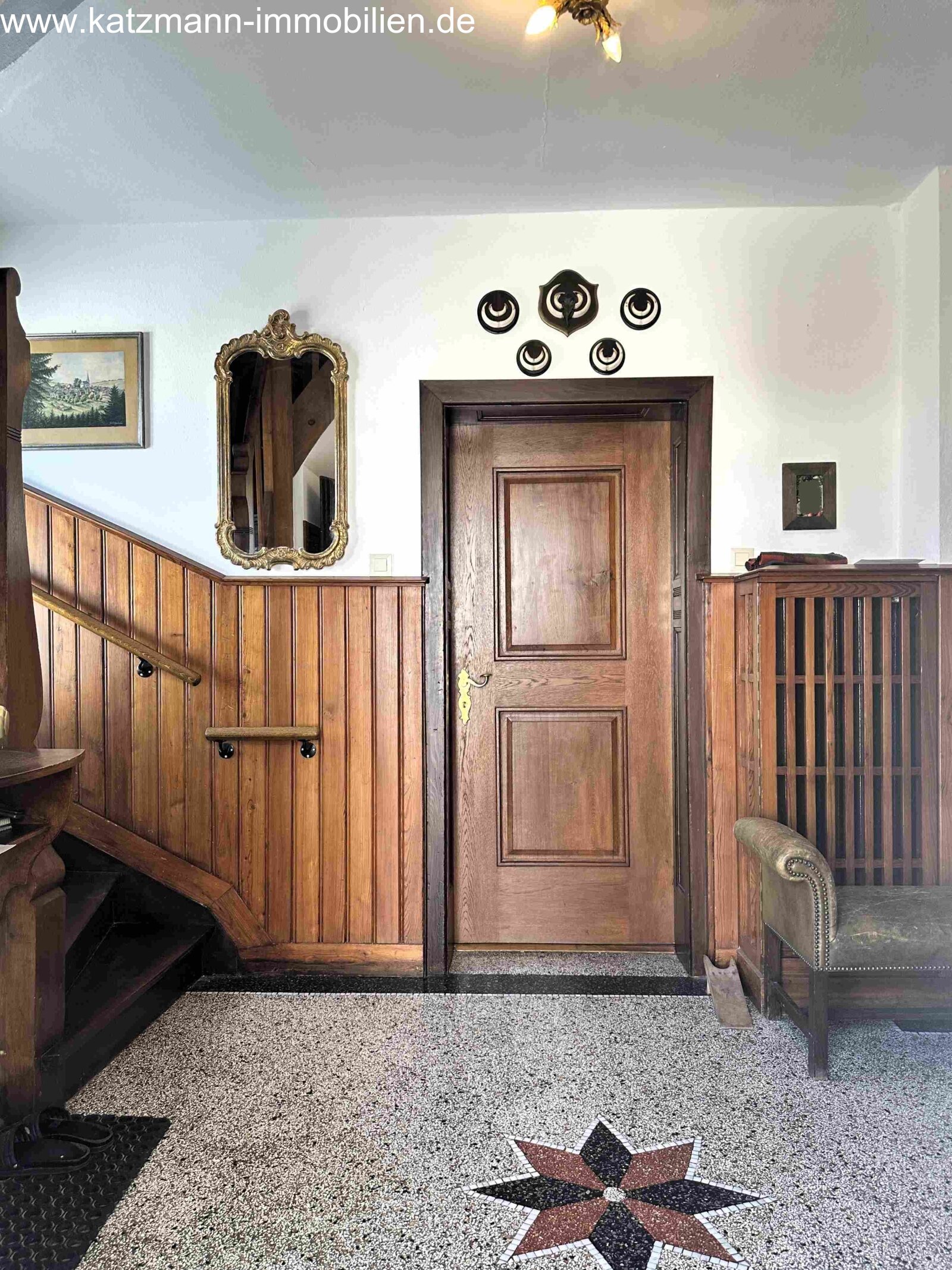 2 case: casa residenziale rappresentativa, appartamento per le vacanze, ambulatorio e doppia autorimessa (circa 571 m² di superficie abitabile/netta) in vendita