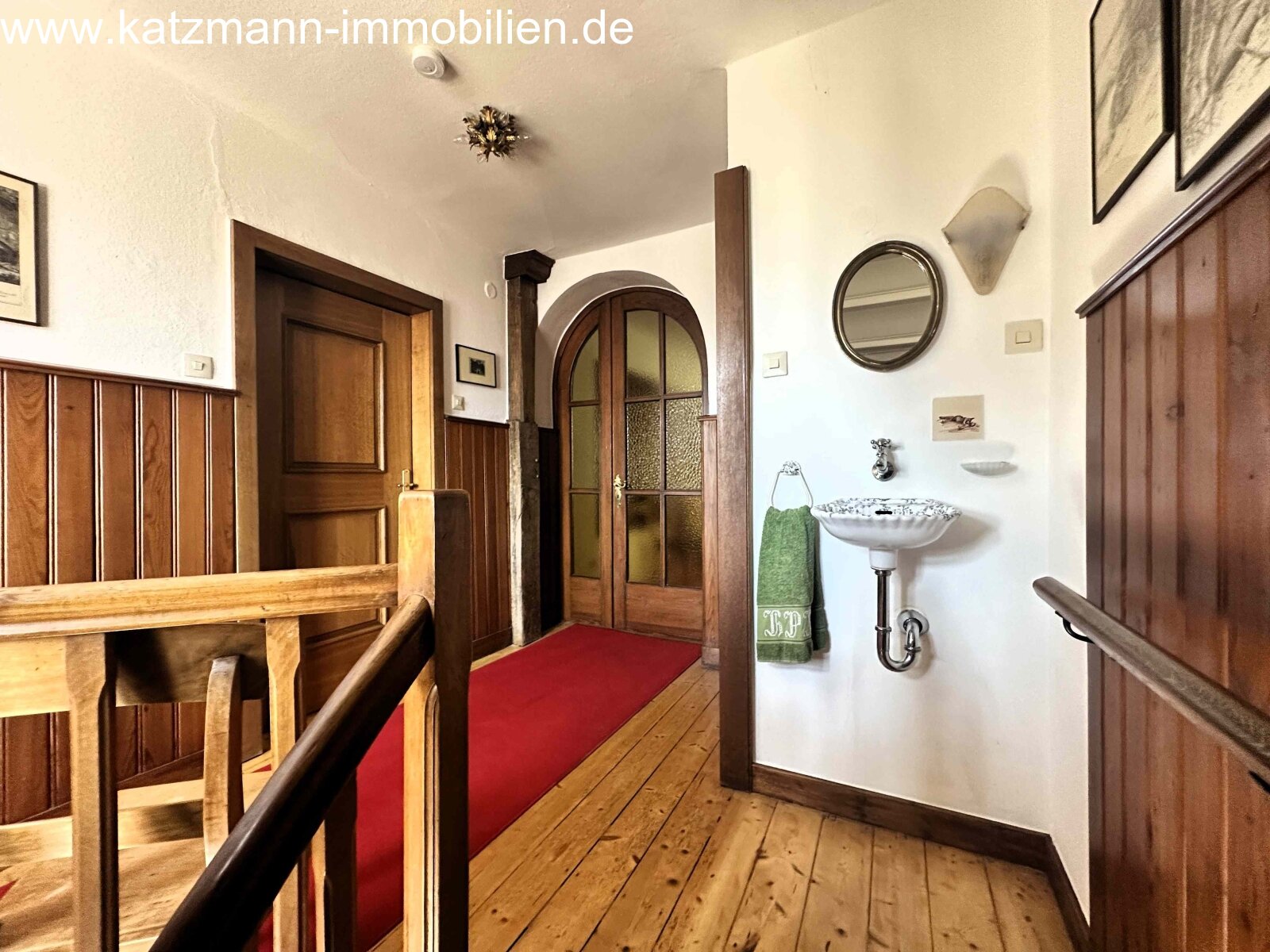 2 case: casa residenziale rappresentativa, appartamento per le vacanze, ambulatorio e doppia autorimessa (circa 571 m² di superficie abitabile/netta) in vendita