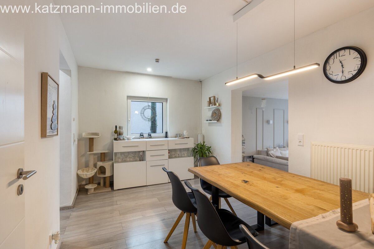 Abitare in esclusiva con comfort: spaziosa casa familiare con 3 garages in una posizione privilegiata di Erftstadt-Köttingen