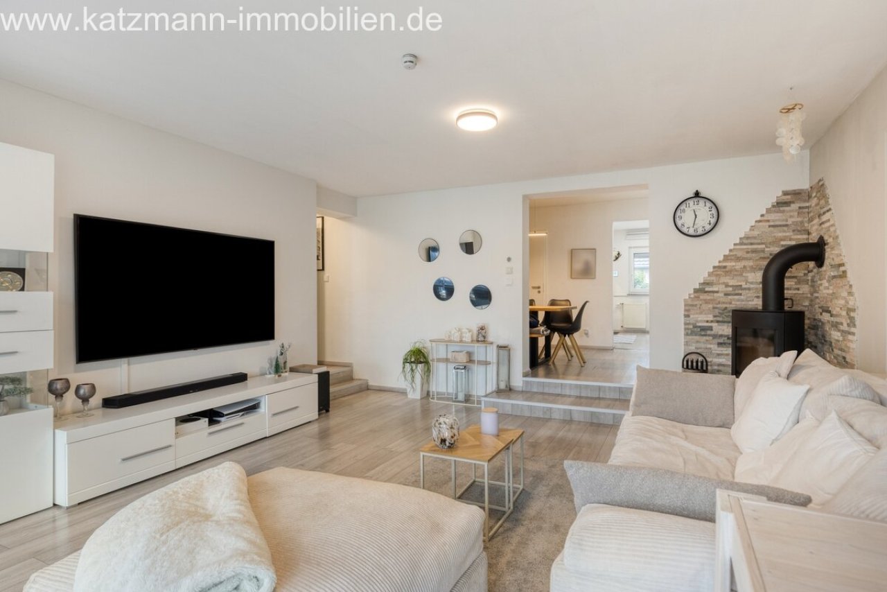 Wohnzimmer mit Blick ins Esszimmer