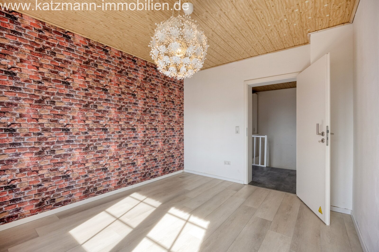 Freistehendes Einfamilienhaus mit großem Garten zu verkaufen