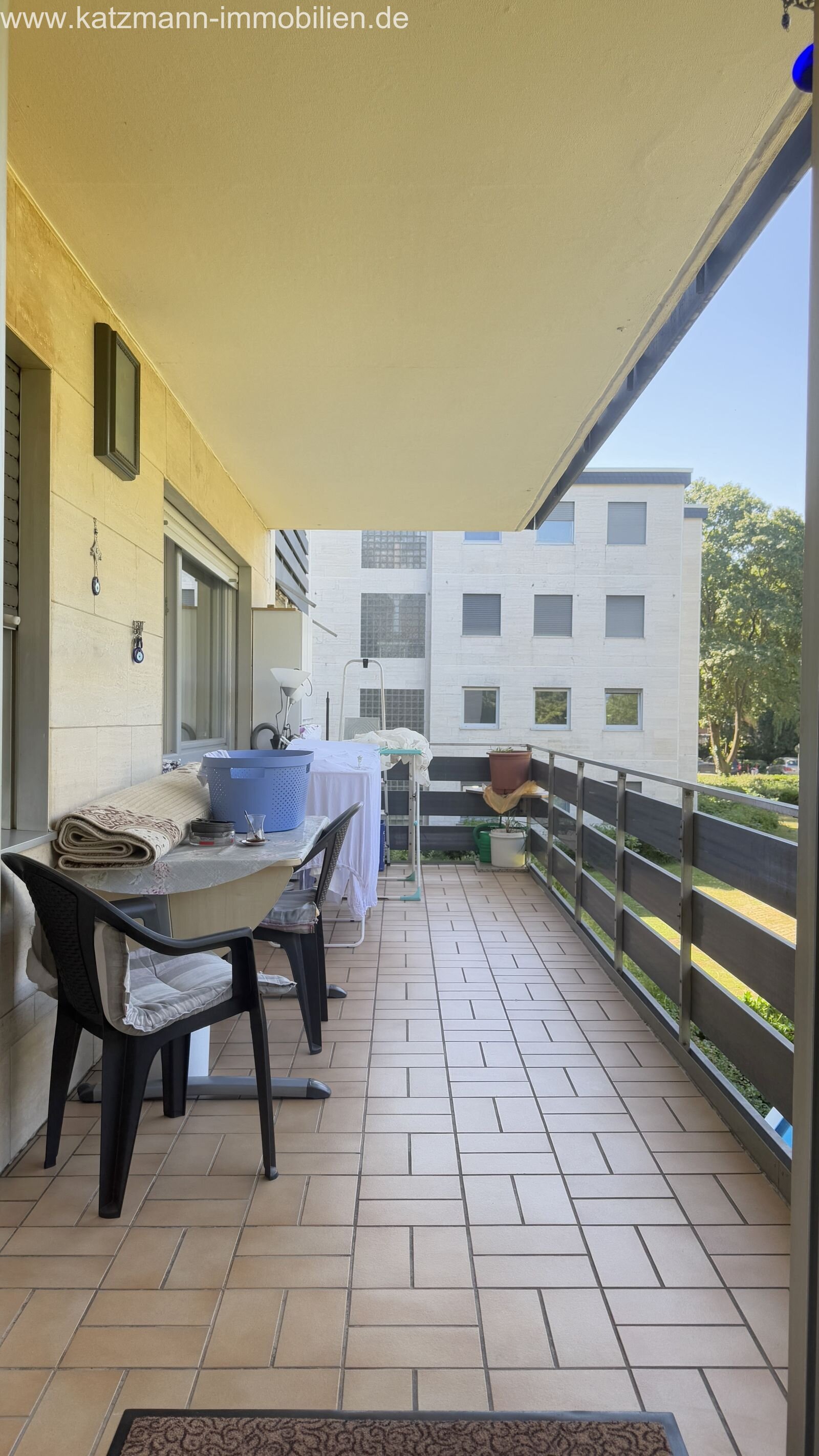 Großer überdachter Balkon