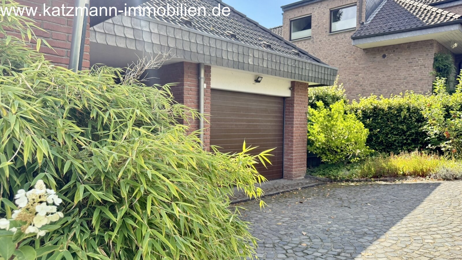 Garage confortevole con schermo visivo affascinante - il vostro incontro sicuro per il veicolo!