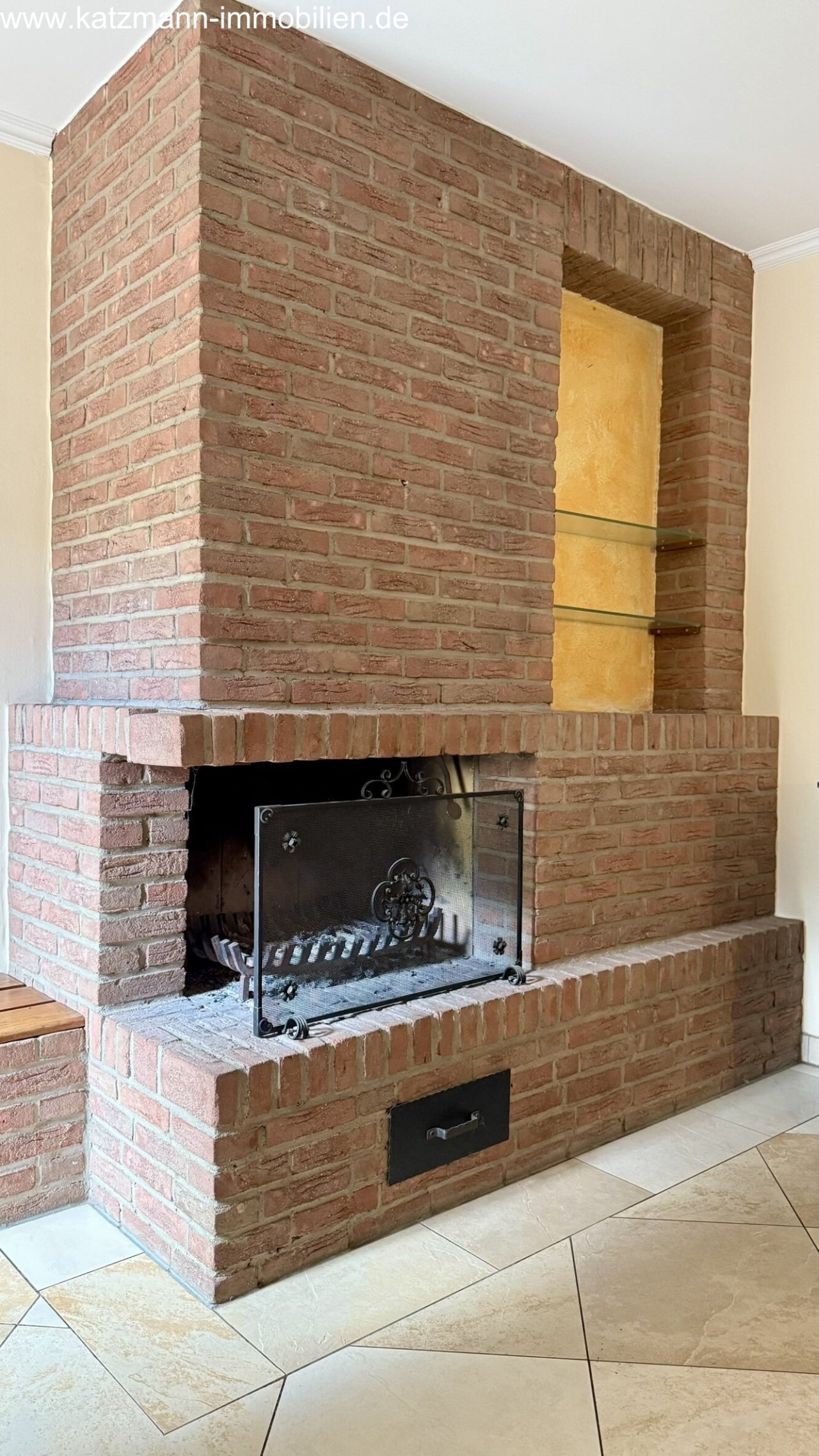Rustica oasi di camino in mattoni con ripiano integrato per la legna e sistema di copertura in vetro elegante