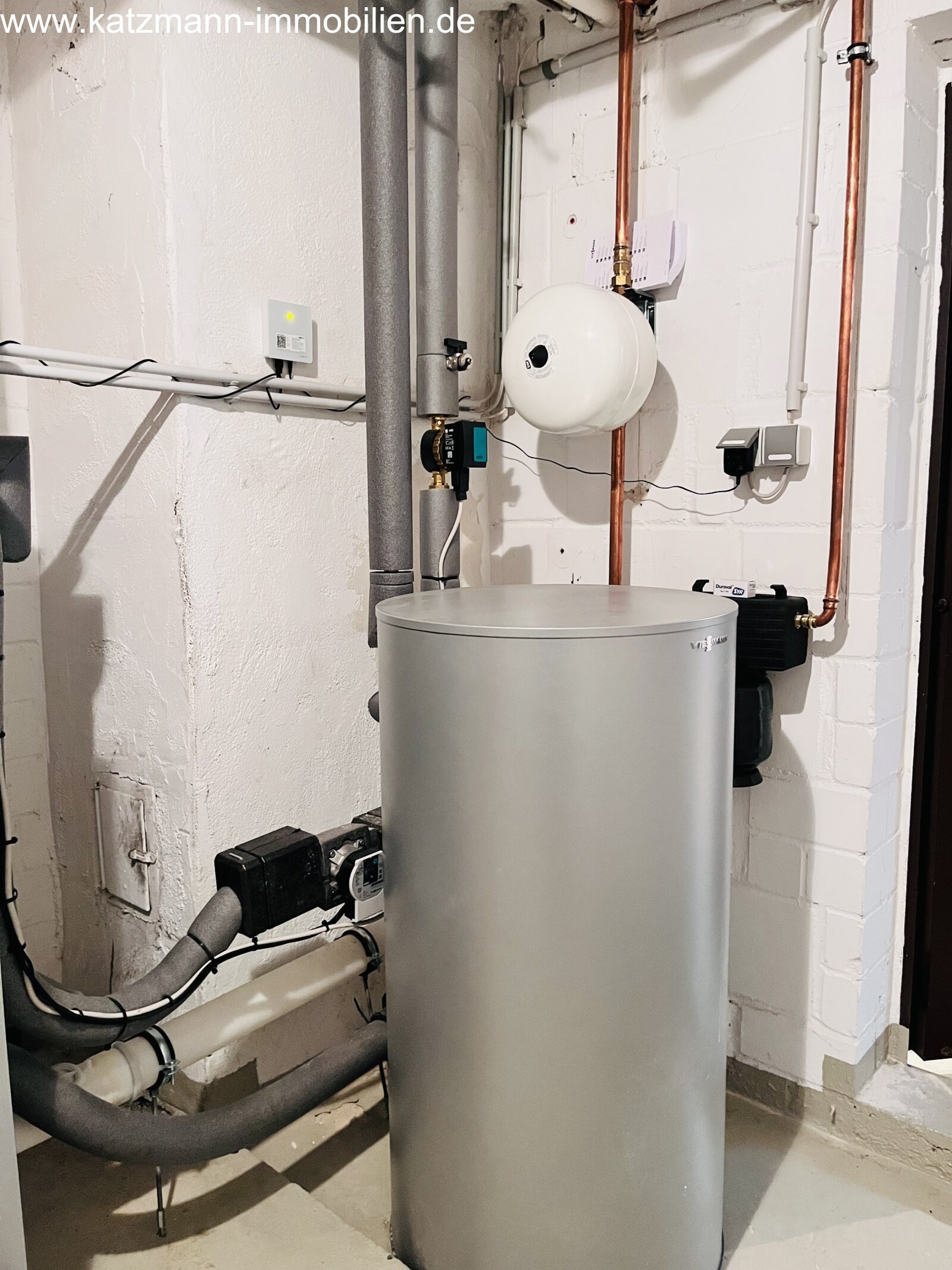 Tecnologia di riscaldamento all'avanguardia: accumulatore di acqua calda efficiente con controllo intelligente per il massimo comfort e risparmio energetico