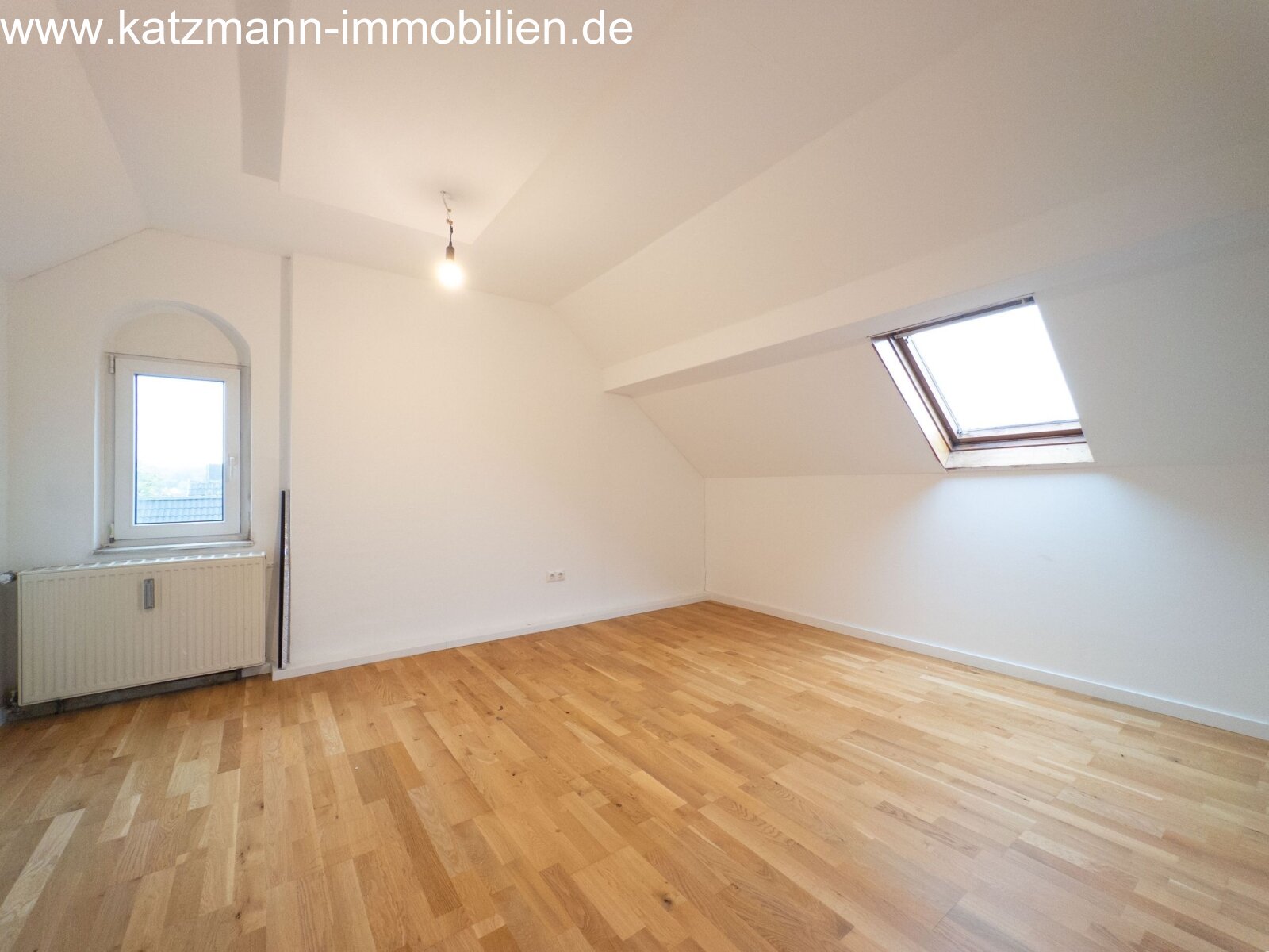 Camera da letto al piano superiore con soffitto luminoso e pavimento in vero legno di alta qualità - il vostro nuovo rifugio di benessere!