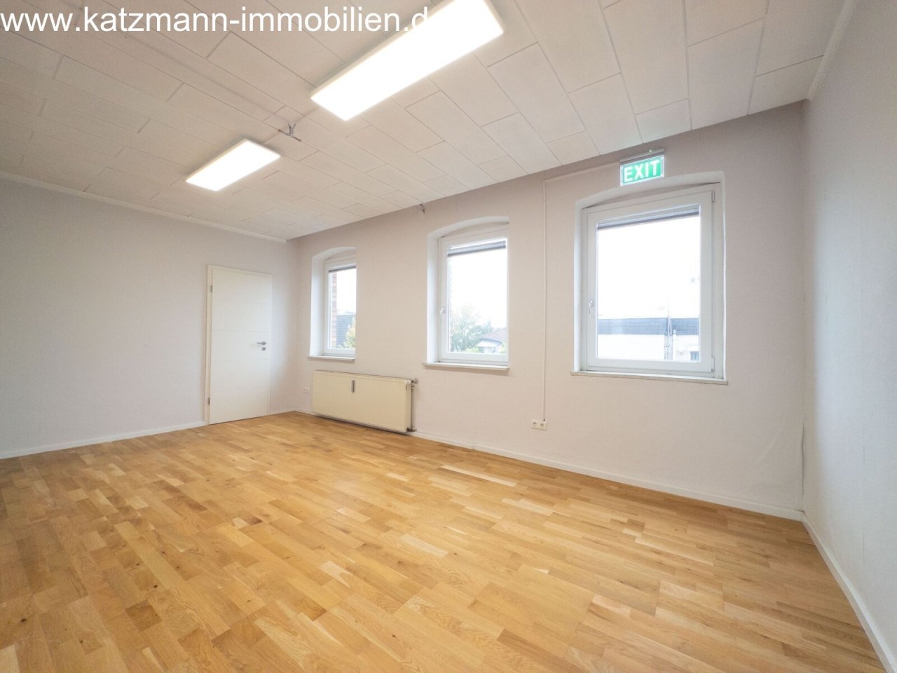 Ufficio o studio luminoso con pavimento in legno di alta qualità e uscita di sicurezza