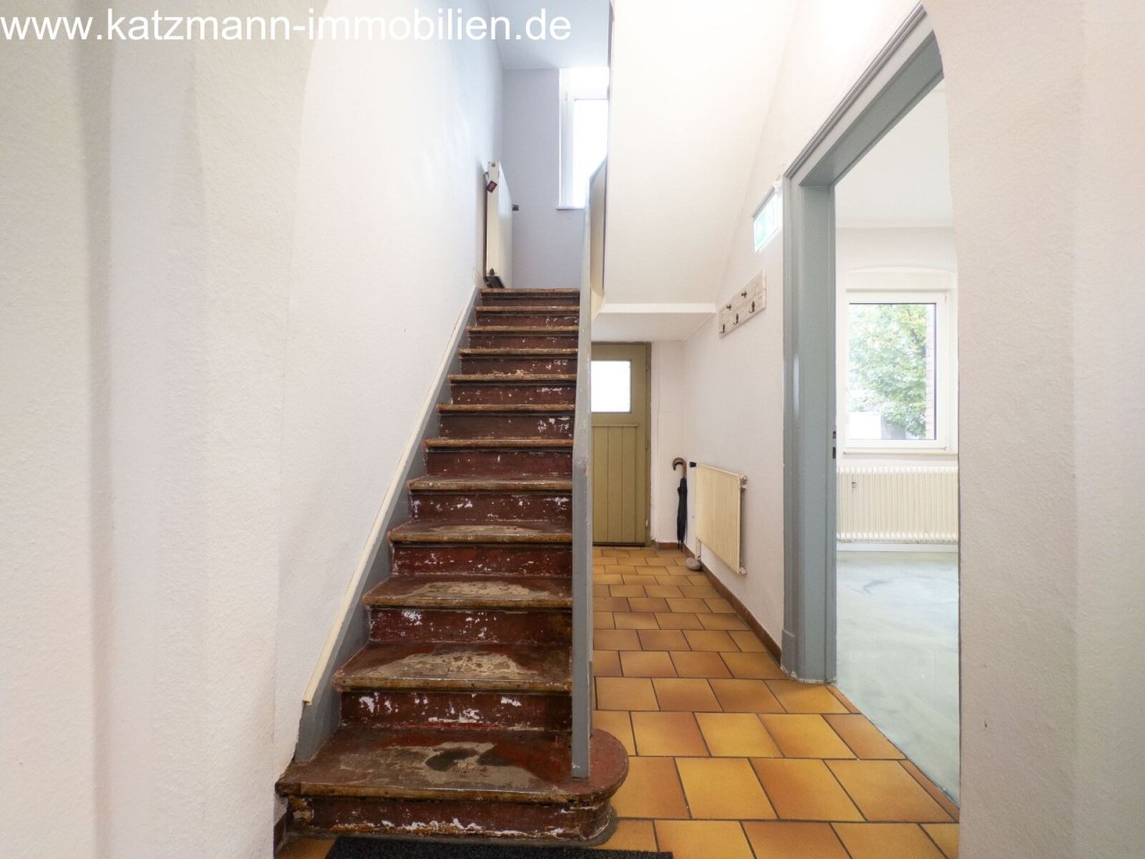 Scala antica affascinante con potenziale - accogliente ingresso con carattere da personalizzare!