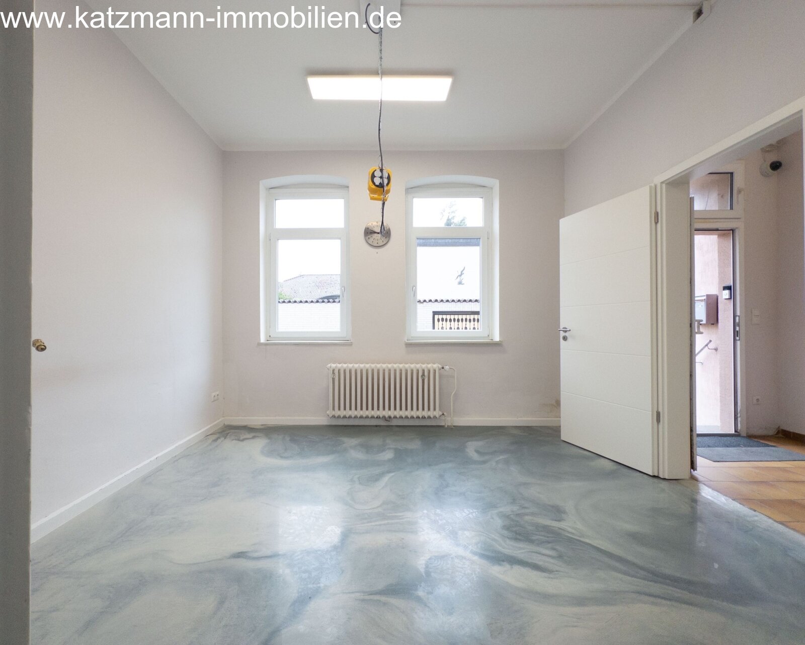 Spazio ufficio o ambulatorio luminoso con design moderno e disposizione flessibile degli ambienti