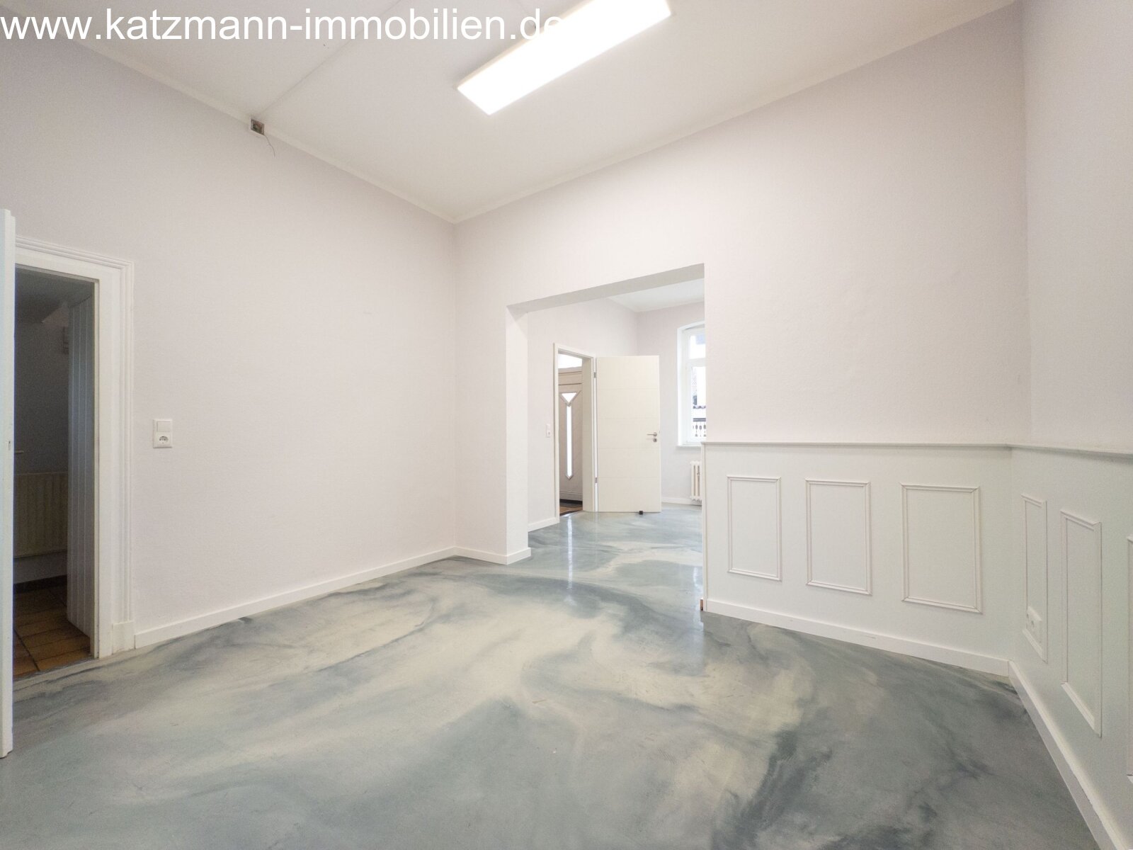 Spazio ufficio o studio rappresentativo con design elegante e rivestimento in pannelli di alta qualità