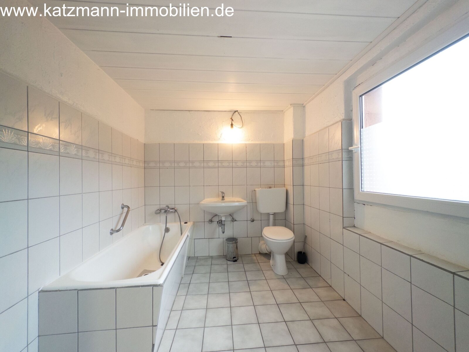 Bagno funzionale con luce naturale, vasca confortevole e disposizione pratica degli spazi