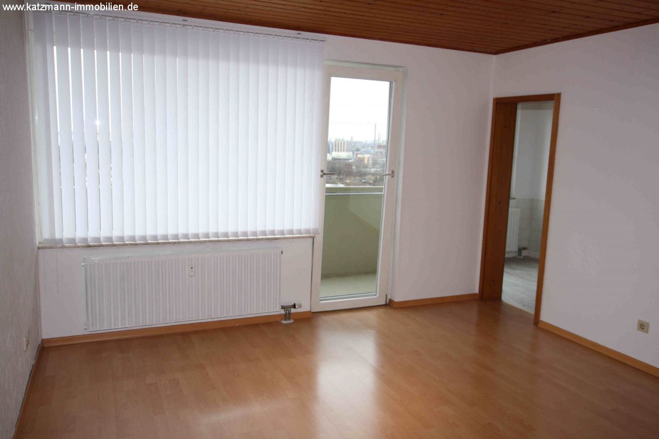 Helle 1,5 Zimmerwohnung mit Loggia, Stellplatz und eigenem Kellerraum zu vermieten 