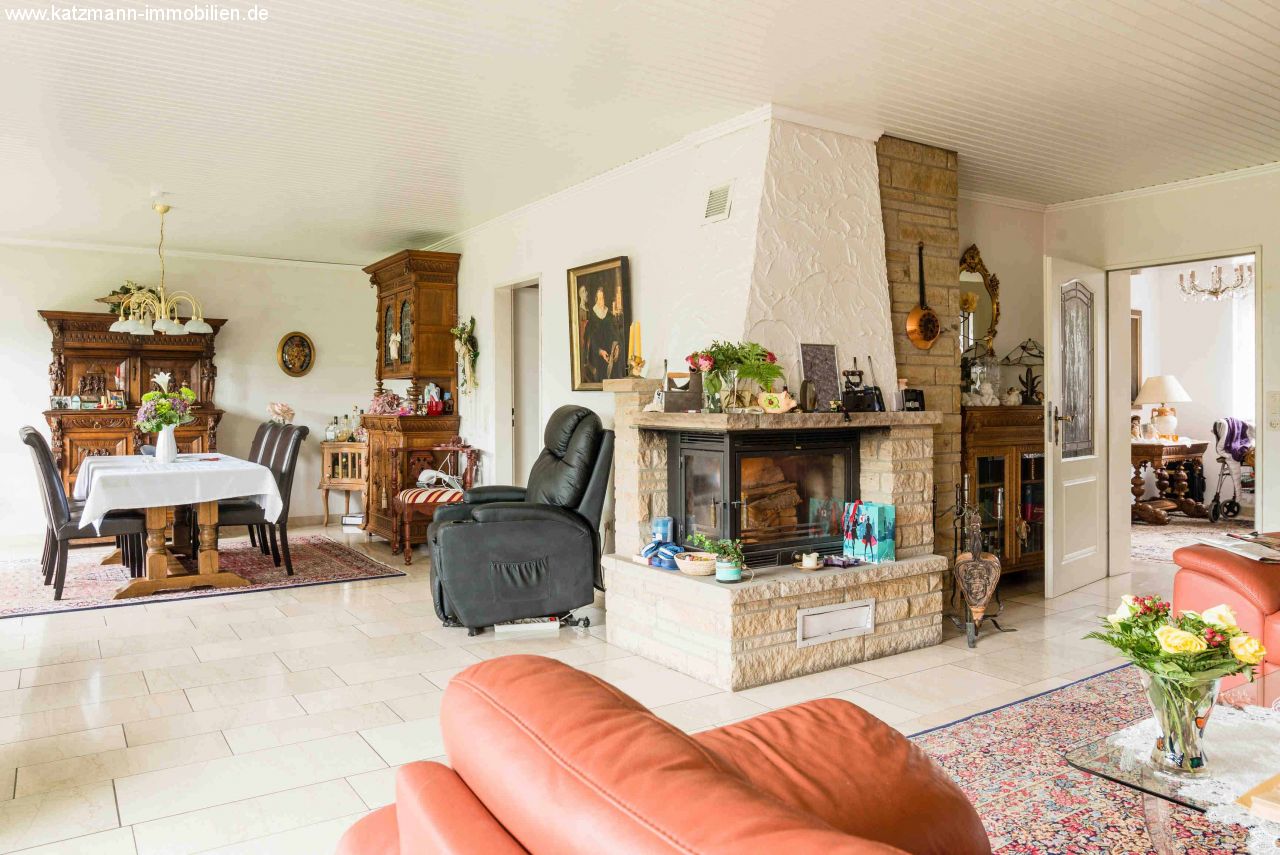 Gepflegtes Haus (EFH/MFH) mit viel Platz, hellen Räumen und vielseitigen Möglichkeiten zu verkaufen 