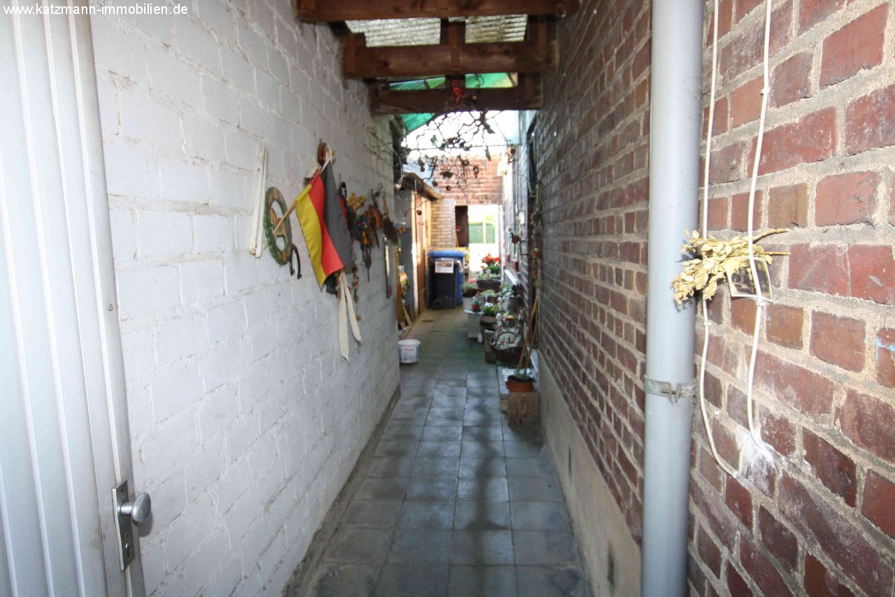 Einfamilienhaus mit Garage und Garten zu verkaufen -  Wohnrecht, aber ohne Risiko für den Käufer 