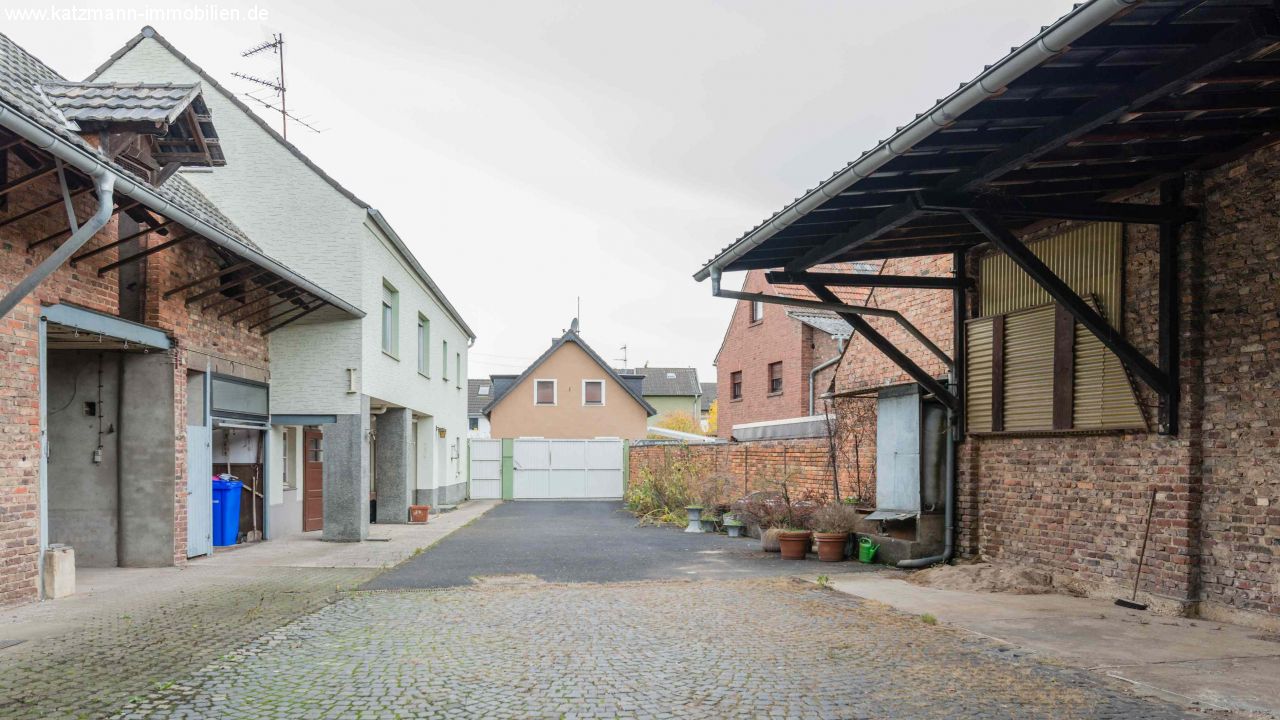 Einfamilienhaus (Hofanlage) mit mehreren Garagen, Scheune/Stallungen zu verkaufen 