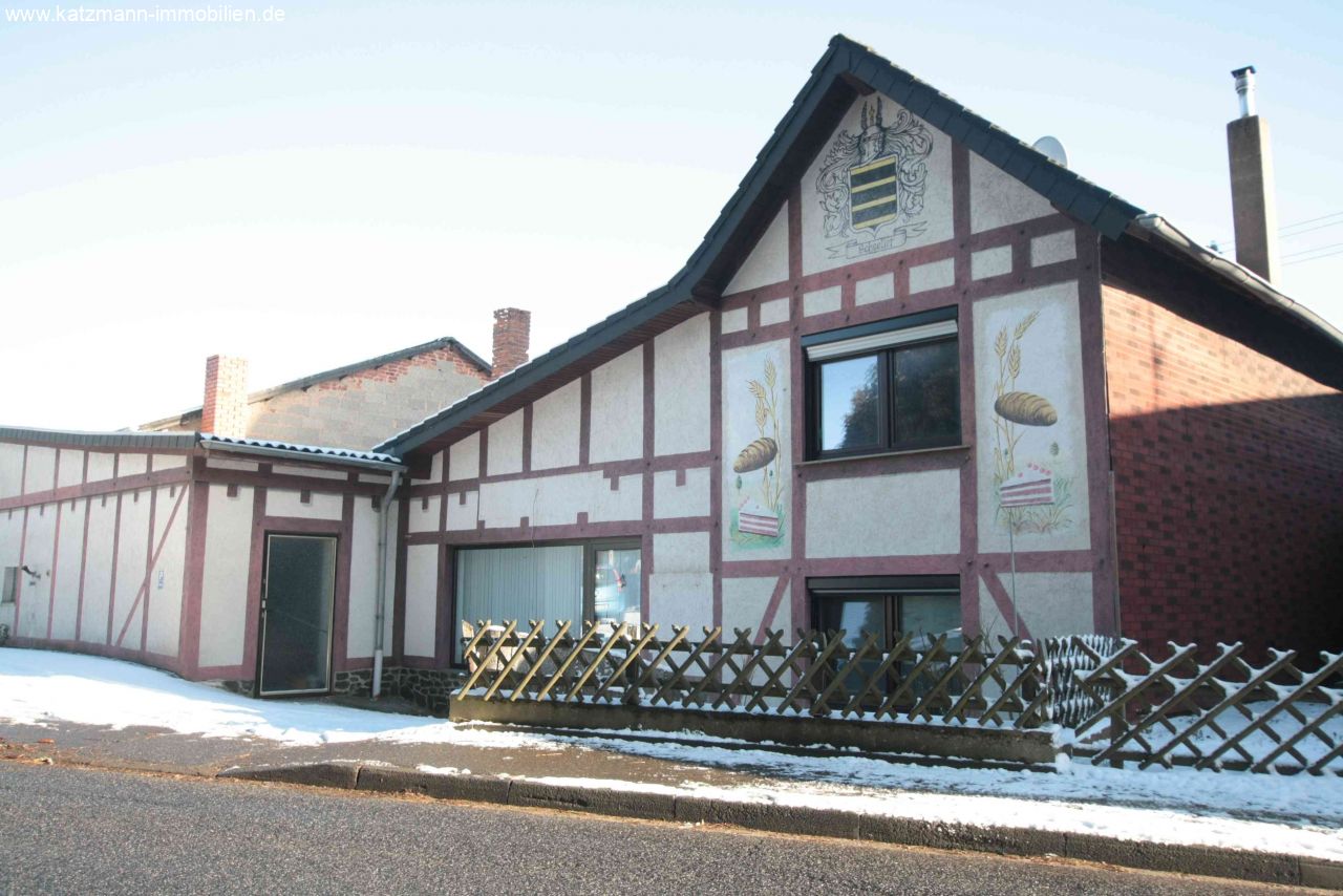 Mehr Platz geht kaum! Einfamilienhaus mit 8 Zimmern, angebautem Laden u. großer Halle zu verkaufen 