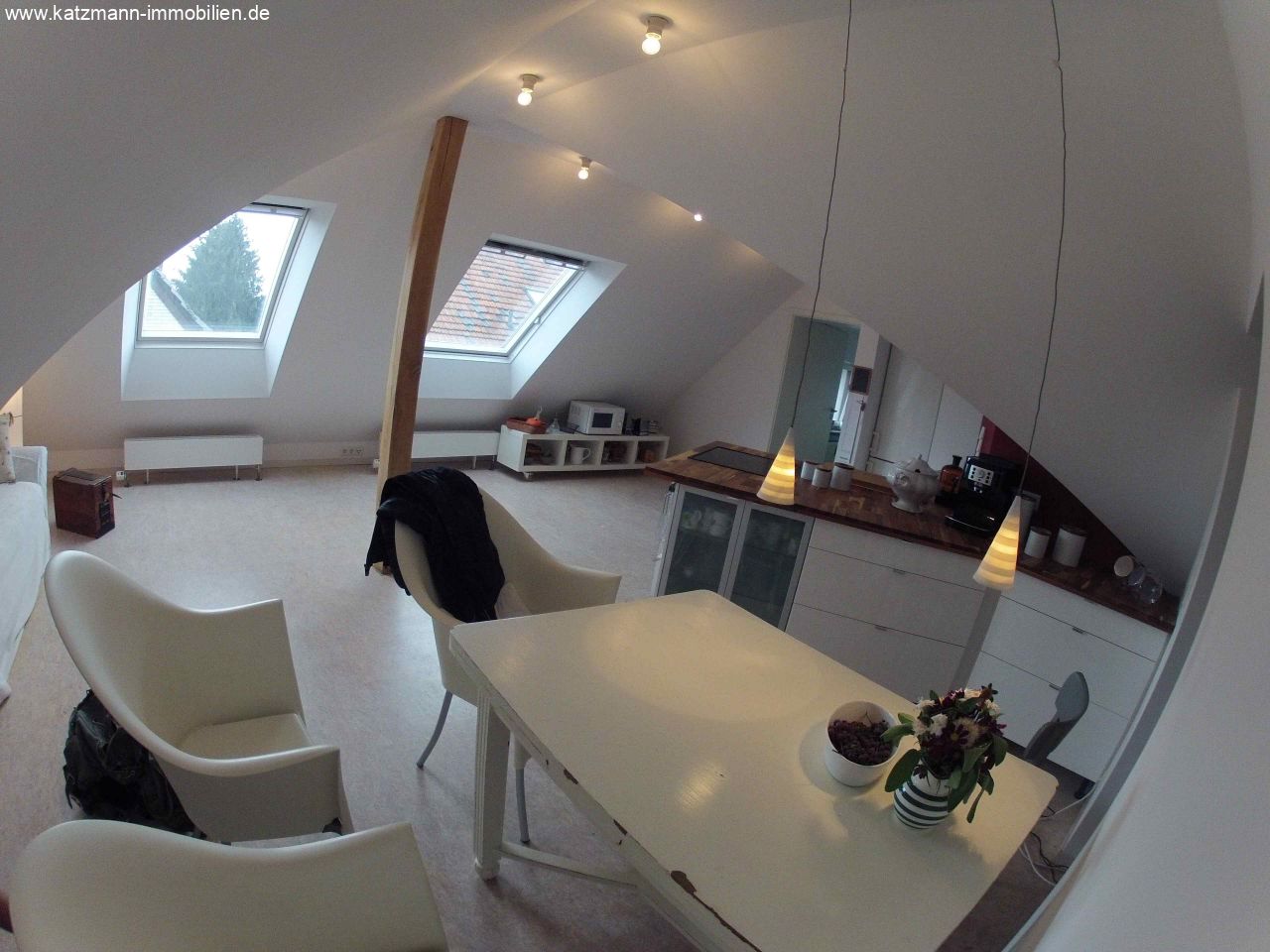 Helle und gemütliche Dachgeschosswohnung (2 Einheiten) in zentraler Lage zu verkaufen 