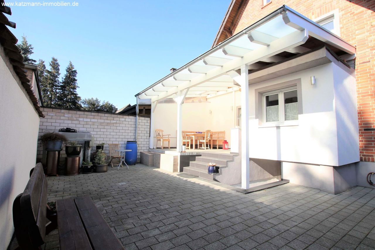 Topsaniertes Haus mit überdachter Außenterrasse, moderner Ausstattung und Technik in Zentrumsnähe zu verkaufen 