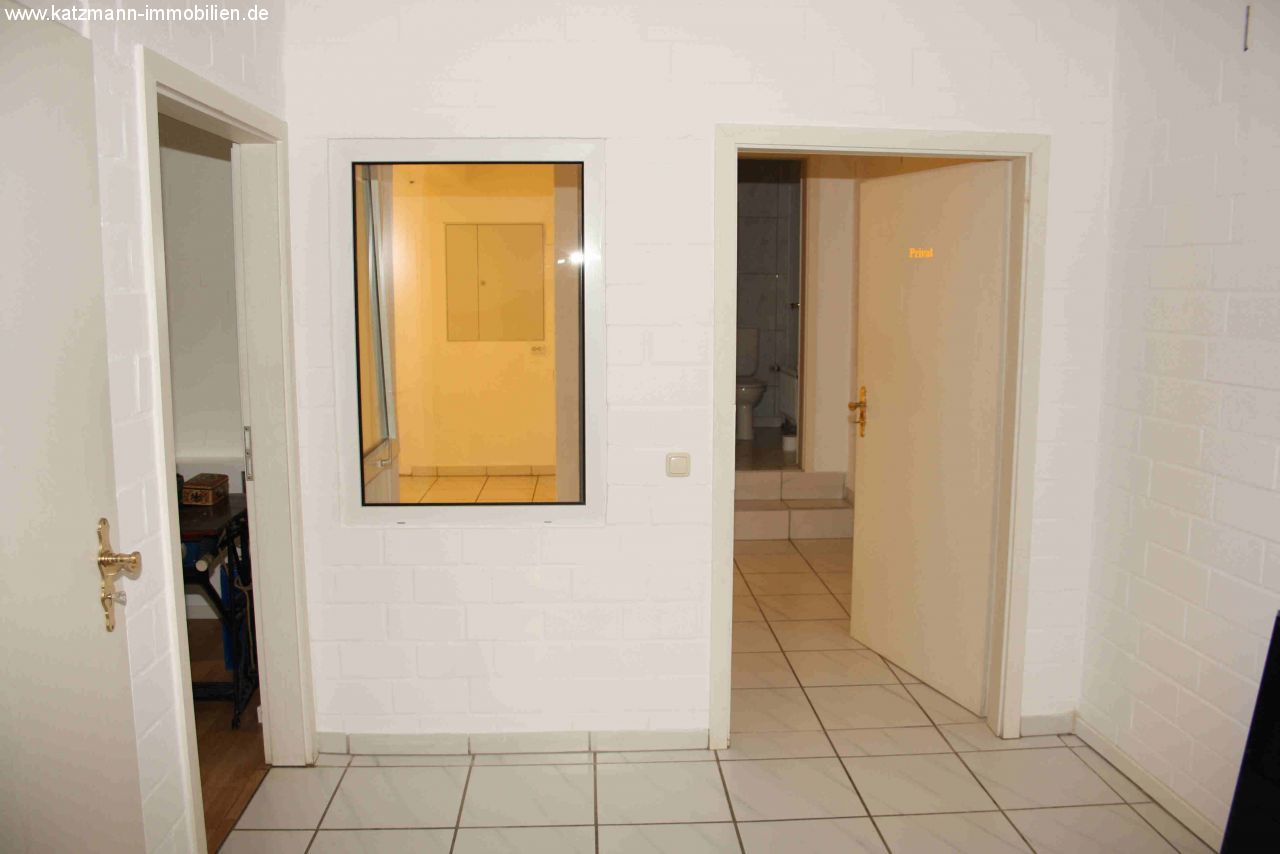 Top gerenoveerde en hoogwaardige commerciële ruimte met grote etalagefronten op een goede en zichtbare locatie te huur!