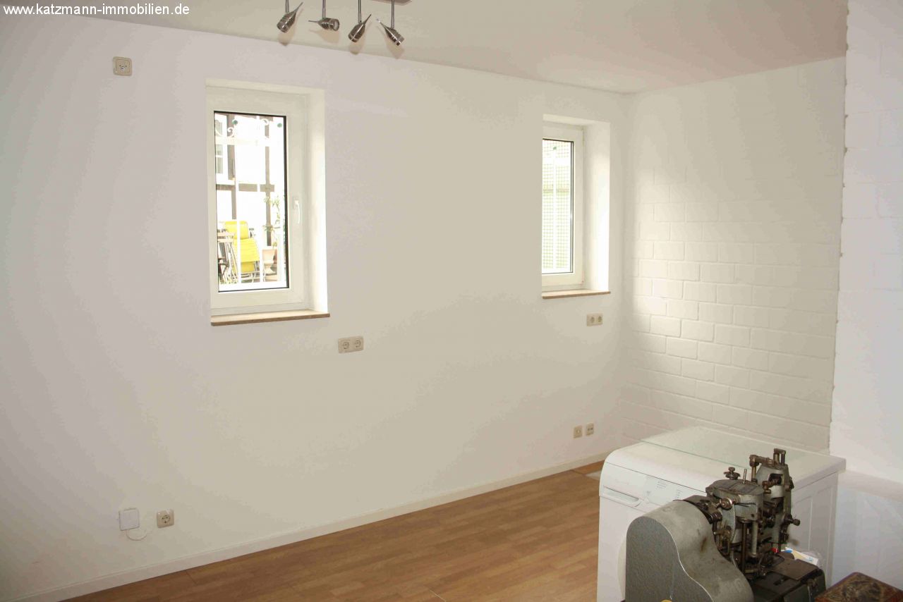 Top gerenoveerde en hoogwaardige commerciële ruimte met grote etalagefronten op een goede en zichtbare locatie te huur!